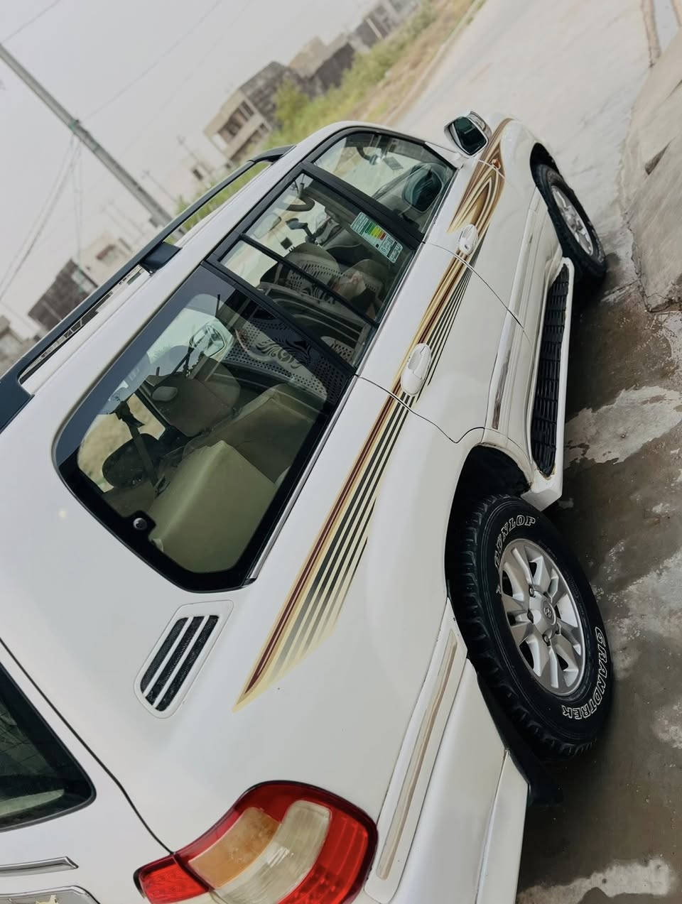 السلام وعليكم سيارة لاندكروز مونيكا (موديل2000 محدثة 2007) سيارة كاملة مابيها نقص خير من الله مصبوغة حزام جمالية تكم قمارة مكفولات السعر 118 وبيها مجال للستفسار هاذا رقمي *********** بي واتساب العنوان ديالى الخالص
