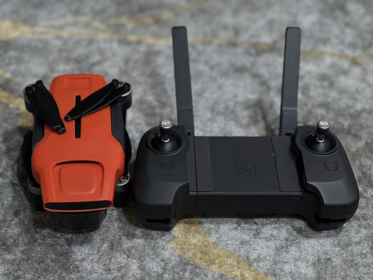 سلام عليكم
Drone Fimi Mini 3 شاومي غنيه عن التعريف 

2 بطارية 

كل بطارية تنطي 30 دقيقه

دقة الفيديو: تصوير احترافي 4K بمعدل 60 إطاراً في الثانية (سلاسة فائقة).

المستشعر: مستشعر Sony 1/2 inch بدقة 48 ميجابكسل لأدق التفاصيل.

تصوير ليلي: معزز بشريحة ذكاء اصطناعي (AI) لأداء مذهل في الإضاءة المنخفضة.

تتبع ذكي للأشخاص والأجسام (Smart Tracking).

• أنظمة عودة تلقائية للمنزل عند ضعف البطارية أو فقدان الإشارة.

• شحن سريع USB-C (27W) مباشرة للبطارية (تشحنها بشاحن هاتفك).

سعر 375

مكاني كركوك 

*********** 

الدرون مستعمل مره وحده للفحص
