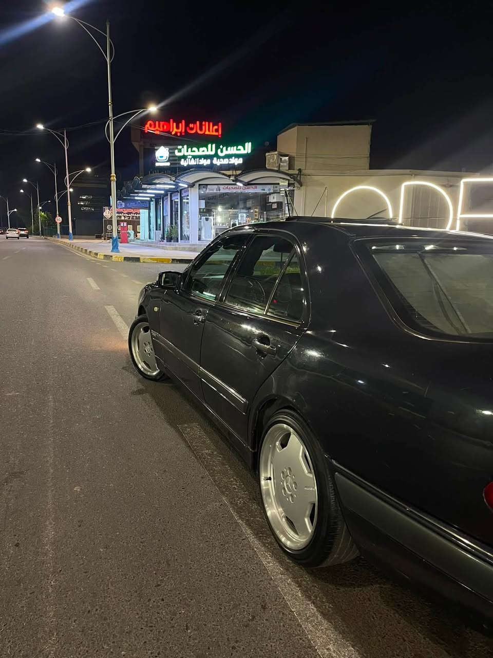 سلام عليكم ورحمة 
مارسدس ام عيون 👀 
تدفىه كشنات 
تبريد❄️
كشنات جلد 
فتحه سقف 
برده خلفيه كهرب 
موديل  1998 
قفل مركزي 
محرك V6(المرغوب)
صبغ جماليه فقط
عليها ويل 2سياز  AMGاصلي مو تجاري
***********
مكان السياره موصل
السعر 120وبيها مجال
