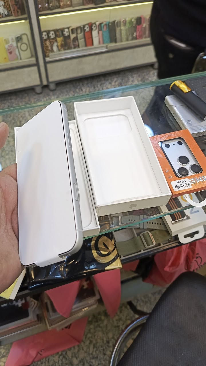 السلام عليكم 
ايفون 17برو ماكس أي سيم ياباني ضمان العالمي الجهاز مشحون 15 مره 256
الجهاز بعده بلجيس رايده ب1825
ما متواجد خاص ***********
مكاني بغداد العبيدي
