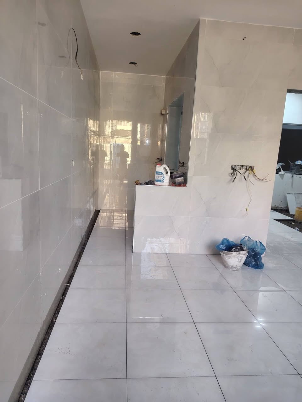 البلديه 
السلام عليكم 
خلفة سيراميك متفرغ حاليا تطبيكَ الجدران والارضيات بكافة الانواع 
*********** 
بغداد
