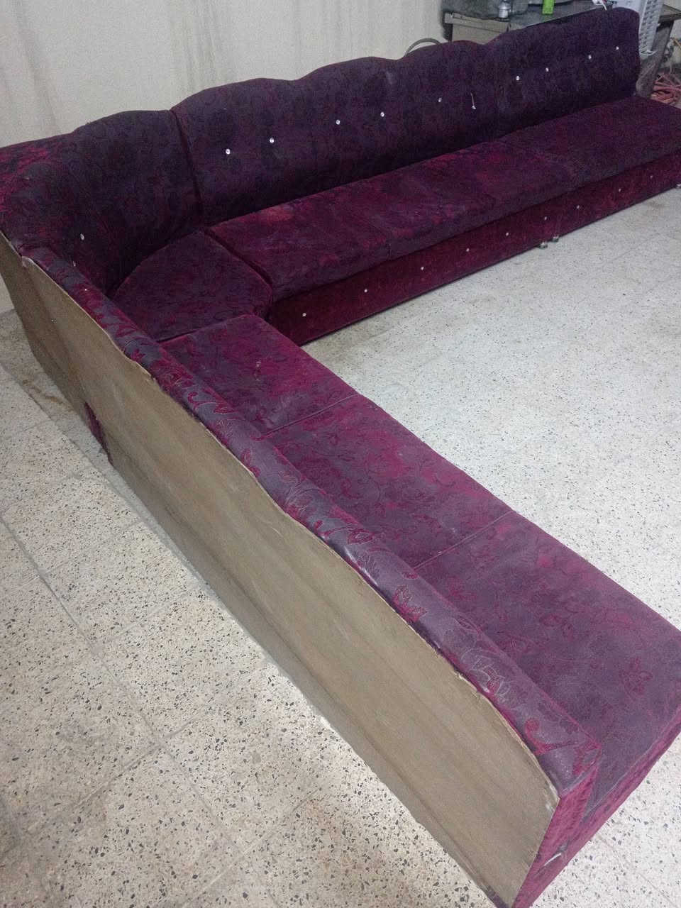 ديوان زيتوني حيل نضيف قياس 8 امتار  السعر 180-ديوان ماروني نضيف 7 امتار السعر 100- الشراي يتصل ***********-*********** وادي حجر
