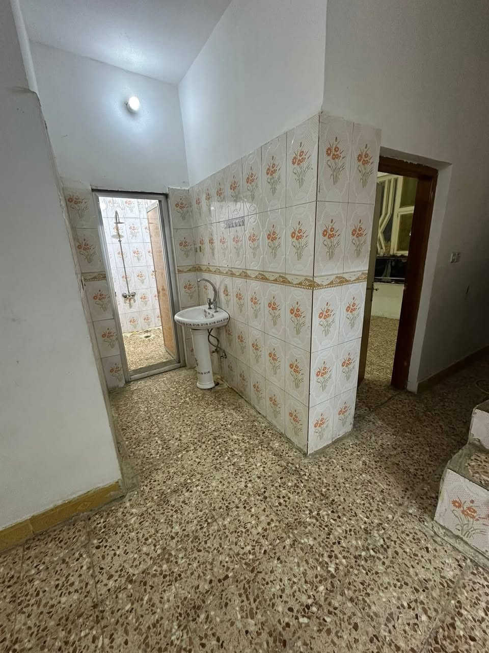 دار سكن طابو زراعي في  ( حي الزيتون )
بجانب بيت استاذ ( نبيل نور حمود )
مساحة ١٦٠ م / وجه ١٠ م - نزال ١٦ م - ( وجه على طابو)
ماء - كهرباء - ( شارع بعرض ١٠ م شارع طابو صرف )
بناء بلوك - سقف صب كونكريت مسلح 
( ٢ غرف نوم ) - ( معاملة في التطويب ) 
( كما مبين في الصور )

للاستفسار مراجعة مكتب غازي للعقار  
واسط - الزبيدية - قرب أفران المائدة  *********** 
***********
