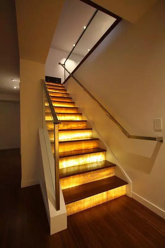 السلام عليكم عندي مواد ديكور بديل رخام و بديل خشب و بديل المرمر الضوئي و ألواح البامبو القابلة للانحناء علماً المنشأة  مادة الگلو اللصق صيني جديد للبيع  سريع تصفية مخازن ***********  وتساب
