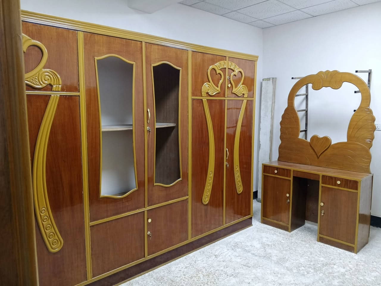 سلام عليكم غرفه اسم سته كنتور زاويه دخل خارج صاج شغله وسط مستعمله كامله صبغ قفاله يدات مرايات موجودات تاخذه جاهزه  مكاني نجف حي مكرمه قرب مركز وفاء تواصل خاص او على رقم ***********
