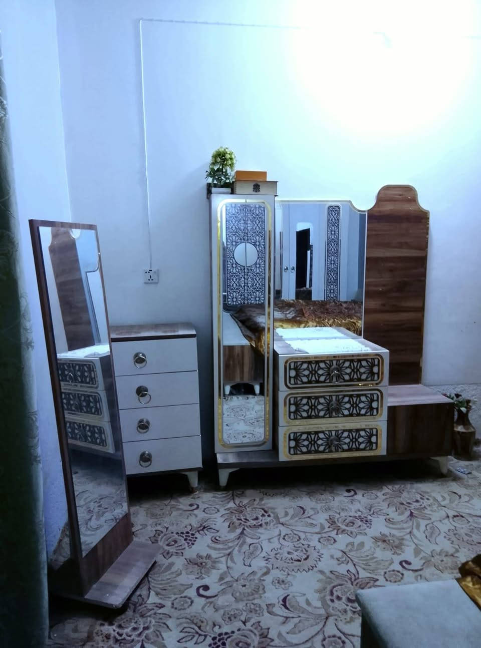 غرفه نوم تركي درجه اولى ٦ أبواب مناقصه اي شي مثل ما موضح كدامكم بالصور / للتواصل الاتصال على الرقم التالي *********** أو مراسله الواتساب على الرقم التالي ***********
