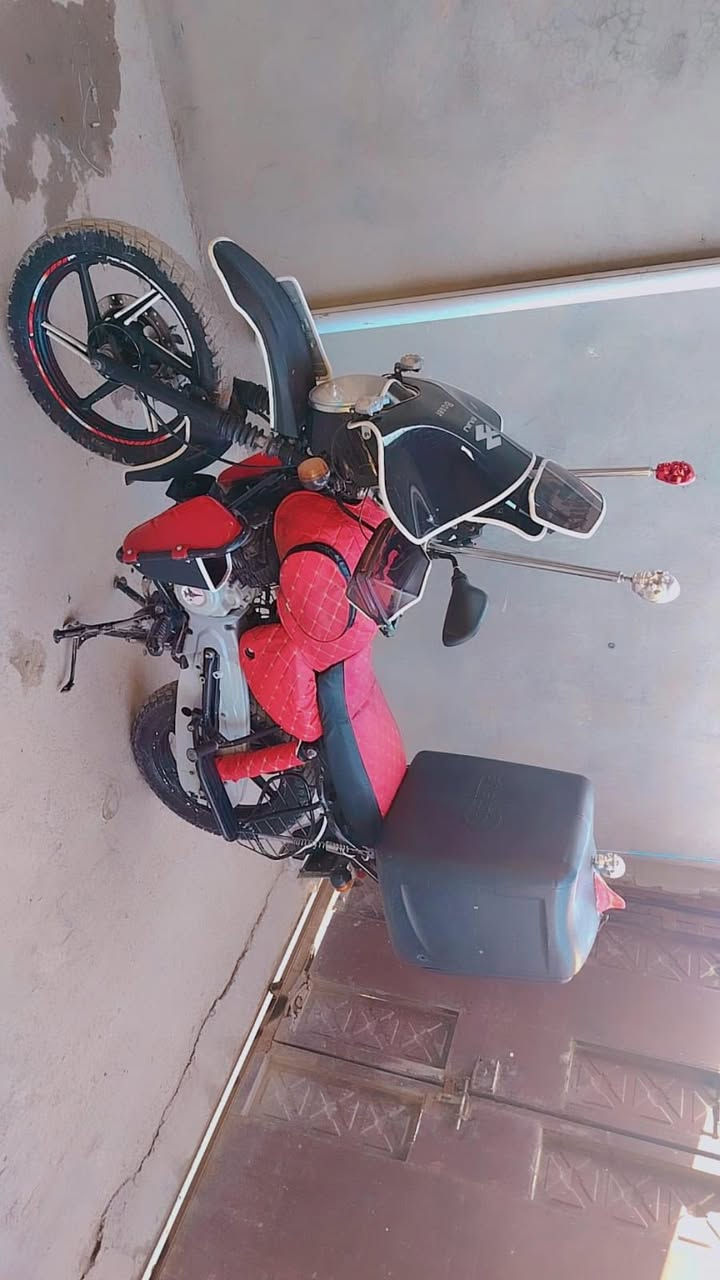 من رخصة الادمن دراجه بوكسر موديل 22 مرقم لوحه وسنويه تحويل عله مزاج المشتري دراجه مجفت شركه خير من الله شلعه ومعدل مابيها اي نقص تجي تفحص من الباب وتاخذ سعر 2،200 مكان بغداد البلديات رقم : ***********
