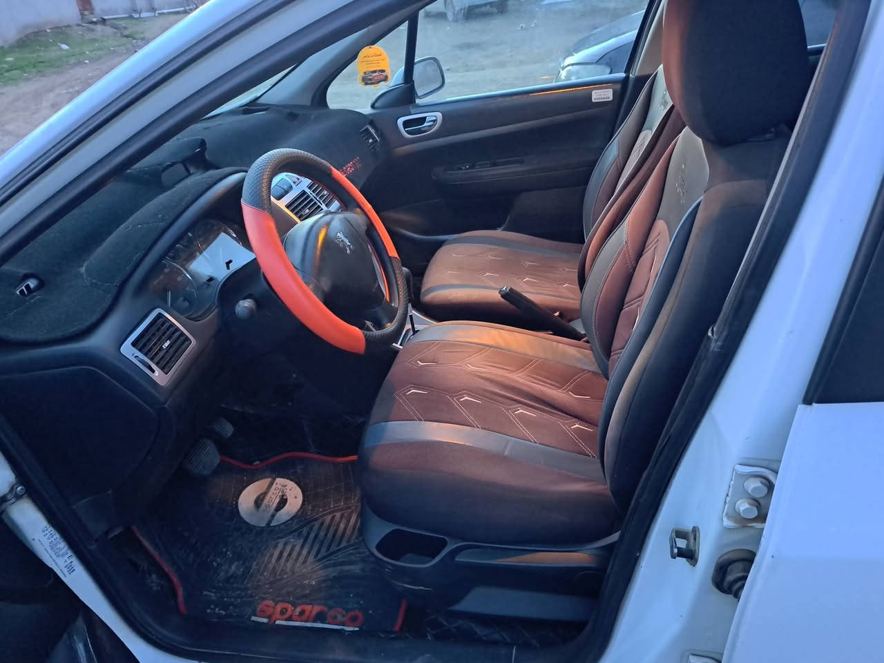 السلام عليكم بيجو 307 موديل 2006 رقم نينوى مسطرة شرط التحويل ثاني يوم كير محرك شرط  تبريد تدفئة شرط كهربائيات كلها شغالة كابون بنزين بيها تايرات جدد السيارة بيها تقليمات مكانين والبوند مبدل فقط  مابيها لا حادث ولا ضربة ويل كب جامات كهرب الامامي سنتر لوك ريموند السعر 63  وبيها مجال قليل السيارة مال جناي ادامة كاملة دينار ما تصرف عليها المكان موصل قضاء تلكيف للاستفسار الاتصال على الرقم ***********  بي وتساب وال اسيا ***********
