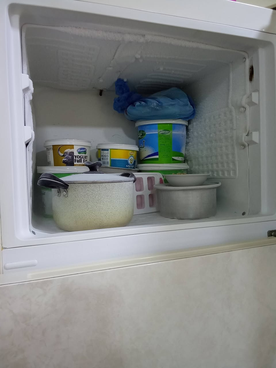 سلام عليكم
ثلاجه للبيع فقط تبديل ماطور جديد 
سعر 150 ألف بي مجال 
عنوان كركوك ساحة طيران 
***********
