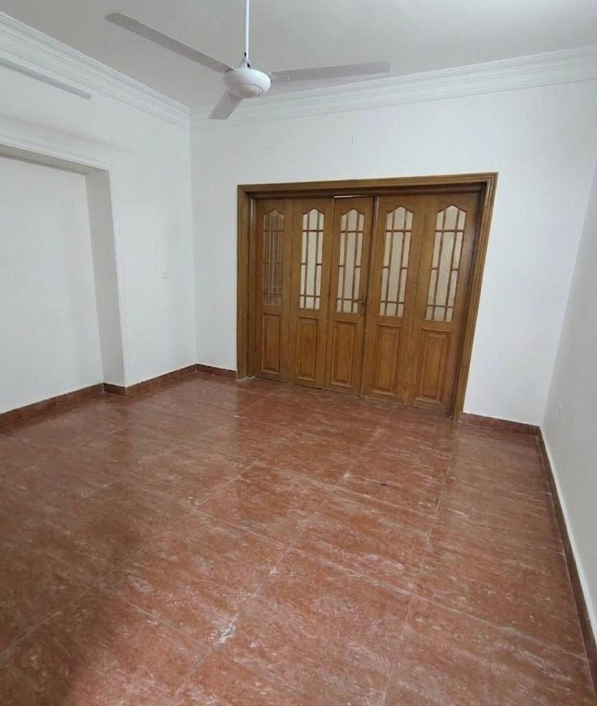 بيت للبيع مساحة ١٨٤ متر واجهه ٩،٢٠ ونزال ٢٠ طابقين 
موقع تجاري عرض الشارع ٢٠ متر 
كراج وصحيات مدخلين صاله ومطبخ وهول وحمام وغرفه 
طابق ثاني ٣ غرف وحمام وبيتونه وسطحين 
ارضيه سيراميك 
الموقع الغزالية شارع البداله شارع نافذ على مدير الامن 
للاستفسار 
***********
***********
***********
