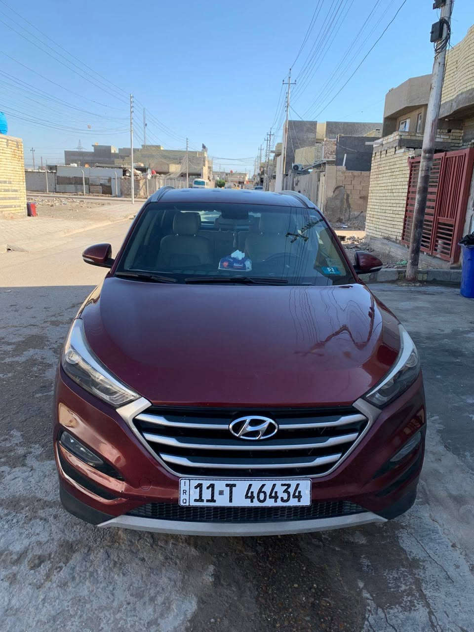 السلام عليكم
توسان 2017 للبيع 
وارد امريكي ضربتها بسيطه بس البنيد ومصلح بدون تبديل أي قطعه ماشيه74 الف ميل
 السياره فول  تيربو داخل السياره كريمي كشنات جلد تحكم ستيرن نقطه عمياء وبعد بيها ۿـۅايہ مواصفات السياره كامله ومناقصها شـჂ̤ سنويه جديده ب اسمي مكان السياره جسر ديالى بغداد 
السعر 155 وبيها مجال 
***********
