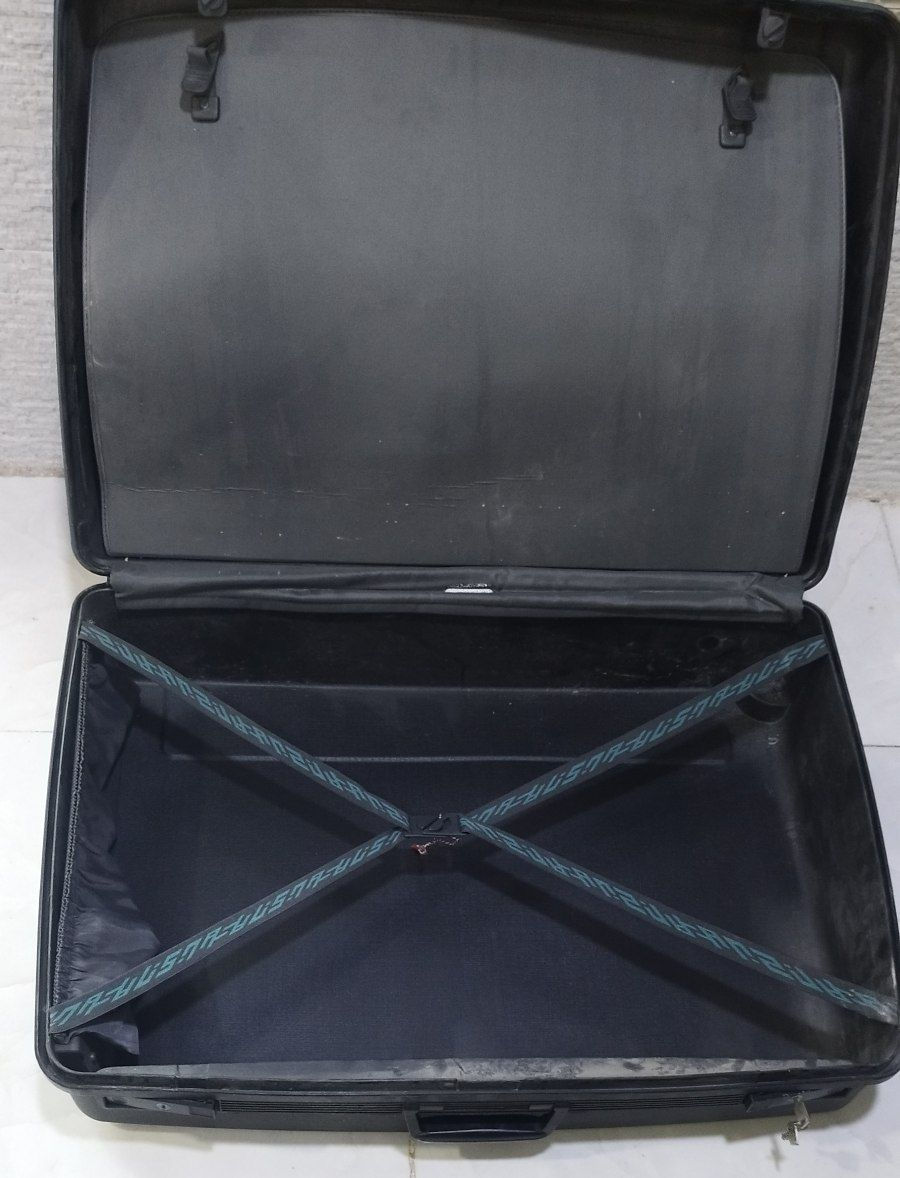 💼 هذه حقيبة سفر من ماركة Delsey، وتتميز بأنها ذات هيكل صلب ولون أسود.
مزودة بعجلتين  ومقبض سحب 
ومفاتيحها معها 🔑
السعر ٣٠ وبيها مجال ✅


**إذا كنت صاحب هذا الإعلان وتريد حذفه لأي سبب، رجاءا أرسل رسالة إلى الدعم الفني**