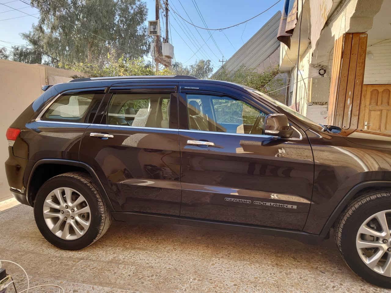 السلام عليكم
جيب كراند شيروكي لمتد خليجي فول بنوراما عدا الجكات 2017 لون بني مميز

بيها جاملاغ امامي عكس السايق فقط طخته شبر وعلى اثر الطخه مصبوغه الجاملاغ

قير بلادي ومحرك 6 سلندر مبدله بساتم 14 علمود الصرفيه والعتماديه

ومشيول الفور ويل يرجع ب200 دولار هم علمود الصرفيه السياره شلعتها قويه 

السياره صدرها تعبان ينزل من سعرها 

ماشيه 74 الف ميل 

السعر 245 وبيها مجال 

للبيع او مراوس ب جارجر

للتواصل خاص او الاتصال على رقم ***********

مكانها الدجيل صلاح الدين

السياره كل تفاصيلها شرحتها
