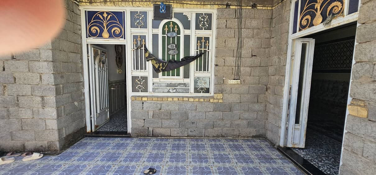 سلام عليكم دار اللبيع مساحة دار200متر بيت كامل ستغبال 7\4 مطبخ 4\4 صالة 8\4 غرفتين 5\4الطابق الثاني غرفة +بيتونة  العنوان  كوت زويرجات الزنابرة يبعد عن الشارع الرئيسي 20متر  الاستفسار الاتصال على الرقم ***********
