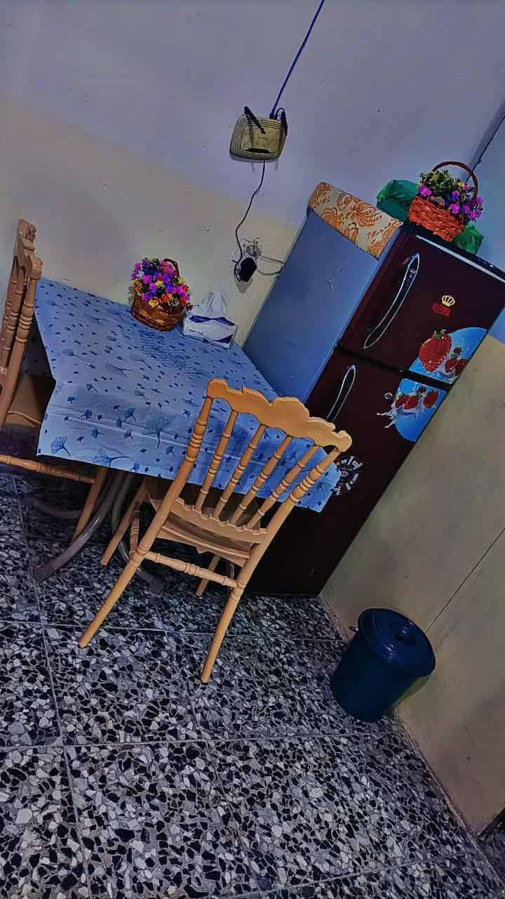 دار للبيع خلفي تجاوز مرقم من الدوله مساحه 80 متر يحتوي على غرفة واستقبال وصاله ومطبخ وحمام وترك السكف سندويش وسقوف ثانويه العنوان ام الكبر ‏‪والغزلان شارع مخبز الروعه خدمات كامله مي مجاري كهرباء تبليط السعر 25 وبي مجال للاستفسار واتساب ‏‪فقط ***********
