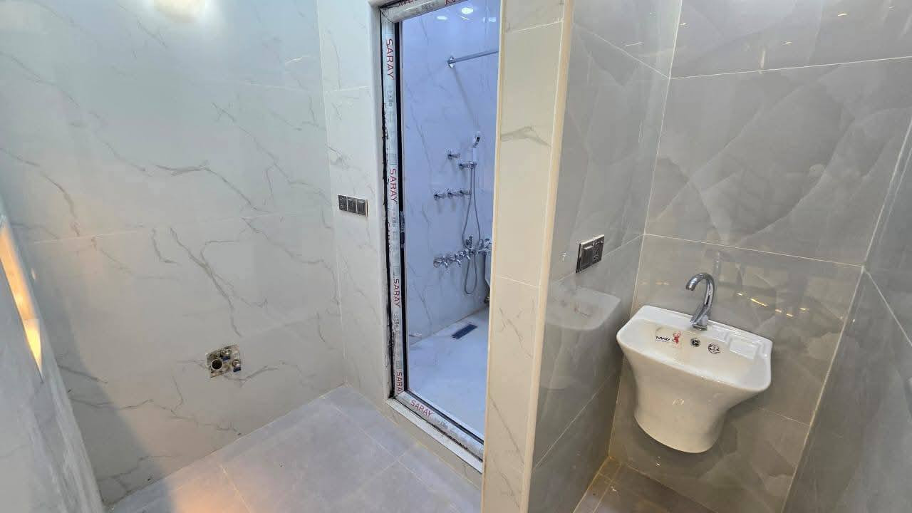 يعلن مكتب المهندس للمقاولات العامة
الى اهالي الخالص

للبناء نقدا واقساط
سعر المتر نقد 450الف تسليم مفتاح
سعر المتر اقساط 550الف تسليم مفتاح
وباقساط شهريا 500الف 
بدون كفيل او فوائد
جميع موافقات البناء علينا

ملحق تفاصيل عرض النقد والاقساط  تسليم مفتاح

تفاصيل العرض الانشائي 

1️⃣ تهيئة الأرض وحفرها بعمق (20سم )عن مستوى الأرض وفرش طبقة من الجلمود وطبقه من السبيس الخالي من الشوائب وحدل الأرض بحادلة (20طن) للوصول الى المستوى المطلوب

2️⃣اعمال الحفريات  (20سم)

3️⃣رش الأرض بالمبيد الحشري الجرثومي عالي الفعالية مع فرش طبقة من النايلون الزراعي مع تثبيت منظومة الأرضة.

4️⃣تأسيس شبكة مجاري (4 انج) الأمل الشريف مصري الاصلي ثلاث طبقات او الألماني البولمان مع مراعاة المناسيب والتوزيع الهندسي للصحيات

5️⃣المباشرة بتثبيت قالب الخشب وتسليح النشر حصيره عدد2 الحديد بنشر (30سم)مع اضافة جسور بأبعاد الأتاري (25سم)ناجح بالفحص ff بينهم وبأقطار حديد نصف انج مع شيش قياس 16نوع عراقي
تكون الجسور (12ملم)عدد (4) جسور محيطية مع جسر متوسط والحصيرة متخالفة او متقابلة

6️⃣صب البتلو مع أضافة مواد عازلة للرطوبة مع شركة سيكا 

7️⃣البناء يكون بالطابوق الأبيض الجمهوري (شركة كنكن والربيع وحجي ابراهيم )

8️⃣صب الأسقف نشر (30سم)+ الجسور والمواصفات الطابق الثاني والبيتونة نفس القياسات المذكورة ويكون الطابق الأرضي رباط (30سم)وبقية الطوابق مرد ماء  
9️⃣تأسيس شبكة الماء مسلح درجة اولى تركي ثلاث خطوط الحار مسلح 

🔟تأسيس الكهرباء نوع بوري العقبة الأردني او الفنار السعودي

1️⃣1️⃣تطبيك الأرضية مرمر او بورسلين اسباني او هندي 

1️⃣2️⃣تطبيك الحمامات والمطابخ بالسيراميك الهندي او الأسباني مع الأرضية

1️⃣3️⃣عمل الجص والبورك مساطر بقياسات (90 cm) والبورك نوع غزال او مالج مع اعمال الطرطشة والعزل

1️⃣4️⃣الواجهة تكون مرمر او بورسلين (%50) بدون اي اضافه بلأسعار او اختيار احد النوعين 

1️⃣5️⃣ديكورات جبسن بورد للصالة مع الأنارة لكل غرفة 

1️⃣6️⃣الأنارة نوع سعودي او اماراتي بضمان 5 سنوات والميزانية نوع (اي.بي.بي)سويسري ضمان(25سنة)

1️⃣7️⃣الفتنكات الصحية او اثاث الصحيات نوع تركي درجة اولى 

1️⃣8️⃣بايات الدرج مرمر تركي  (3سم) حسب اختيار صاحب الدار 

1️⃣9️⃣محجر الدرح اللمنيوم واختيار اللون حسب اختيار صاحب الدار ويكون اربع شرايط مع كل باية دنكة

2️⃣0️⃣الأبواب الداخلية تركية 

2️⃣1️⃣الشبابيك المنيوم مع الزجاج بقياس (6ملم) و

2️⃣2️⃣باب الأستقبال قاصة تركي المنشأ مع كيلونات ايطالية بضمان (20سنة)الى سعر اقصاه ($250)
2️⃣3️⃣السطح شتايكر مع فلين بسمك (3 cm)مع اعمال التسطيح الزميج+ الماستك+الزفت
2️⃣4️⃣تجهيز سخان سعة (120لتر) مع تجهيز تانكي سعة (1000لتر)مع تجهيز بوستر مع مضخة ماء درجة اولا
2️⃣5️⃣شبكة معالجة الأرضة + تأسيس خطوط كامرات + انترنت ( تأسيس خط نت وخط ستلايت )
2️⃣6️⃣طلاء الوحدة السكنية بطلاء بلاستيكي (جوتن+برجر+ديلوكس +ناشينال)
 الاستفسار مراسلة الصفحة او الاتصال على رقم هاتف 📱
 ***********
***********
عنوان المكتب الحسينية الراشدية سكلات تقاطع 12 قرب وكيله غذائية عزيزه
