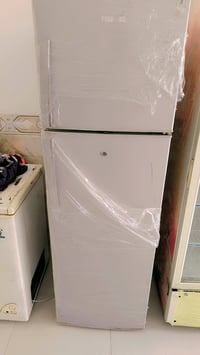 ثلاجه 20 قدم نضافه فول سعر 180 وبيها مجال بسيط 07825571354