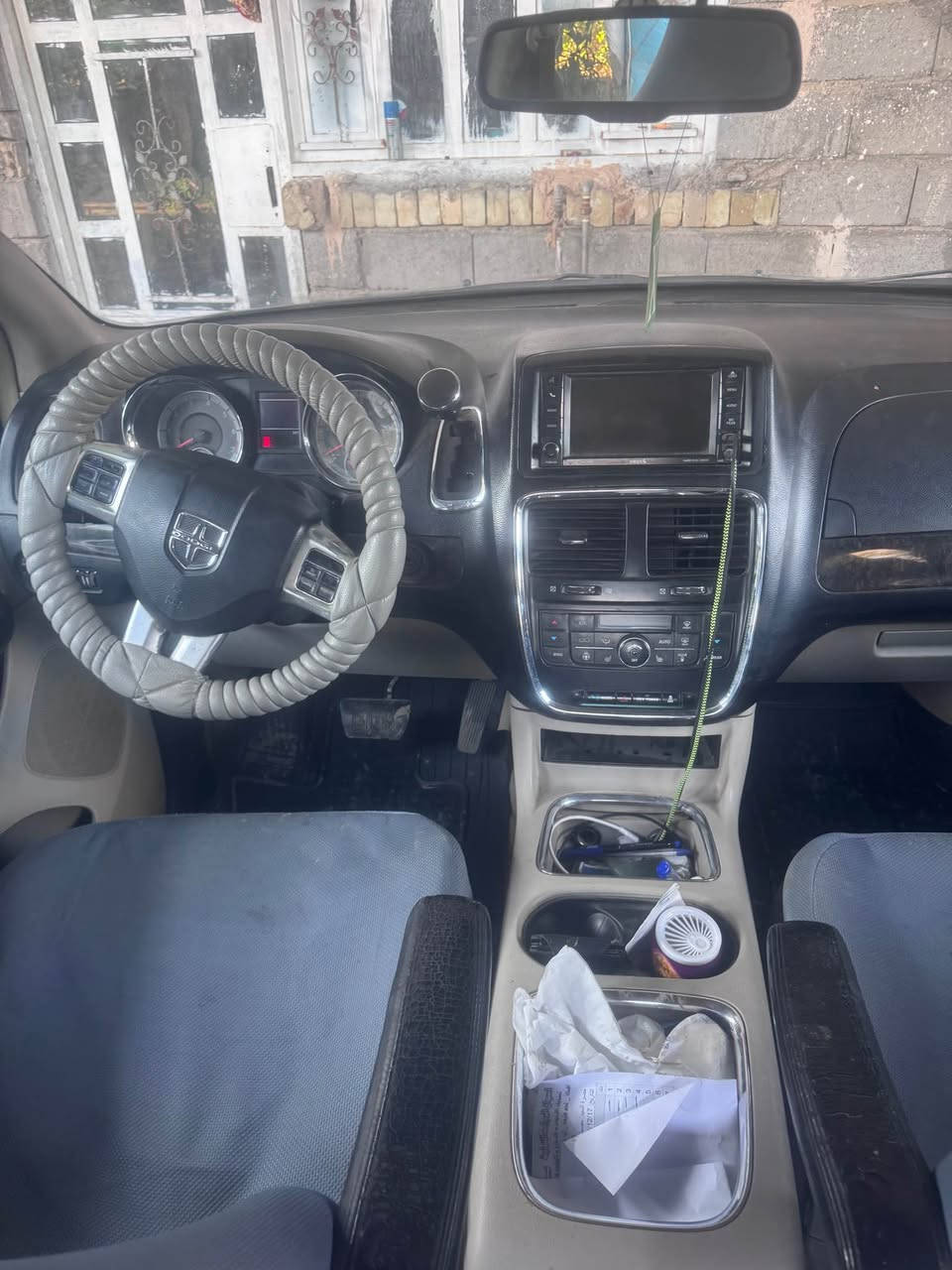 السلام عليكم ورحمة للبيع دوج كرفان موديل 2011سيارة خير من الله مكينه جديدة كير جديد البوب كهرباء والجنطه كهرباء سته سلندر محرك 3600 السنويه تنتهي 29  صدر جديد تخم تاير فرس وسطي بالقمارة والسانور موجود بالصور السعر 13500$ 
للاستفسار *********** بلاد, صلاح الدين
