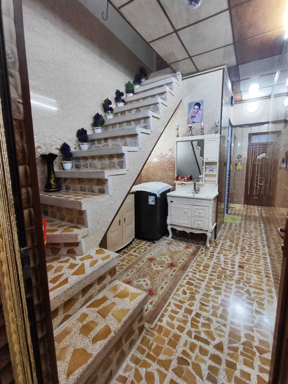 الدار للبيع مستعجل علئ بيعتو
عنوان كوار المأمون 
عدد غرف 2
بمطبخ حراري بارد
ستقبال هول 
صحيات كامل 
مساحه 123ونص 
السعر تصال علئ رقم.***********

