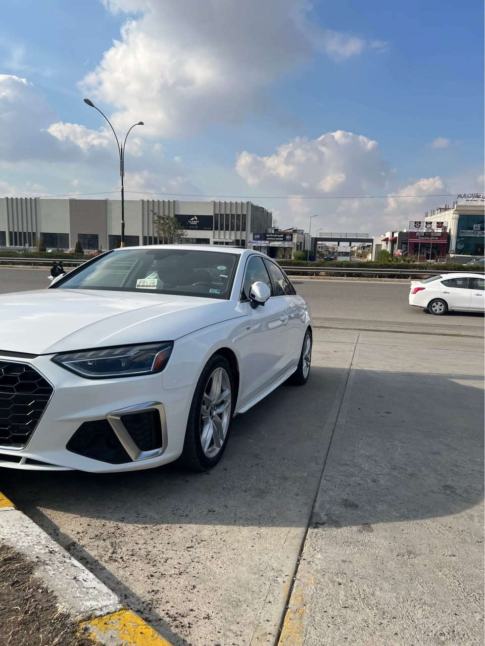 السلام عليكم 
أودي 2023 

‏2023 Audi A4 Sedan 45 S Line Premium Plus Quattro TFSI
ماشيه 38 الف
بجم كبس
صندوك كبس
حادث باب خلفي سائق صبغ مع نص جاملغ خلفي
رقم اربيل
السعر 225 ورقه وبيه مجال
*********** بغداد, العراق
