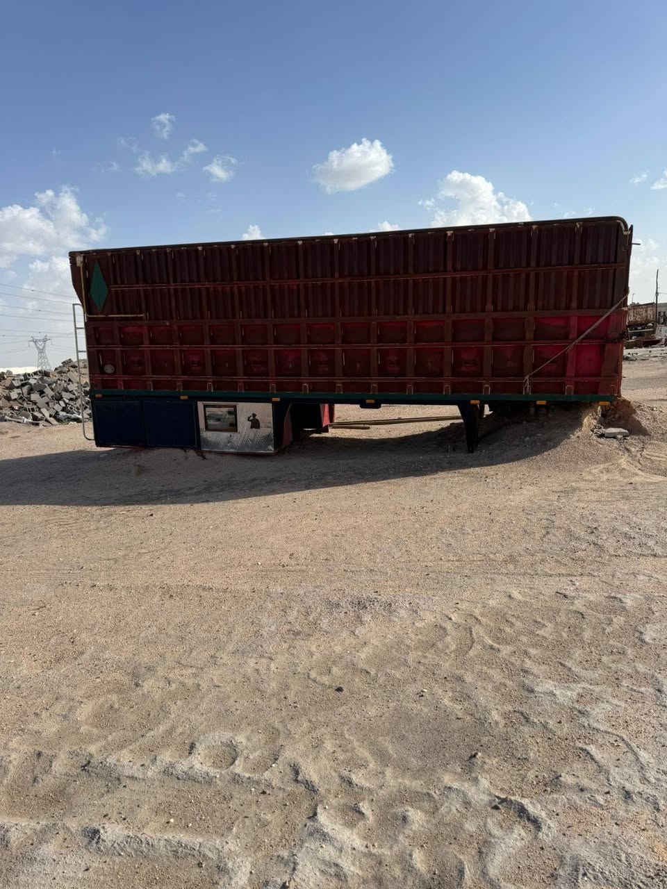 سلام عليكم بدي جديد طول 7 متر و40 ارتفاع 2متر و25 العنوان البصره الزبير
***********
