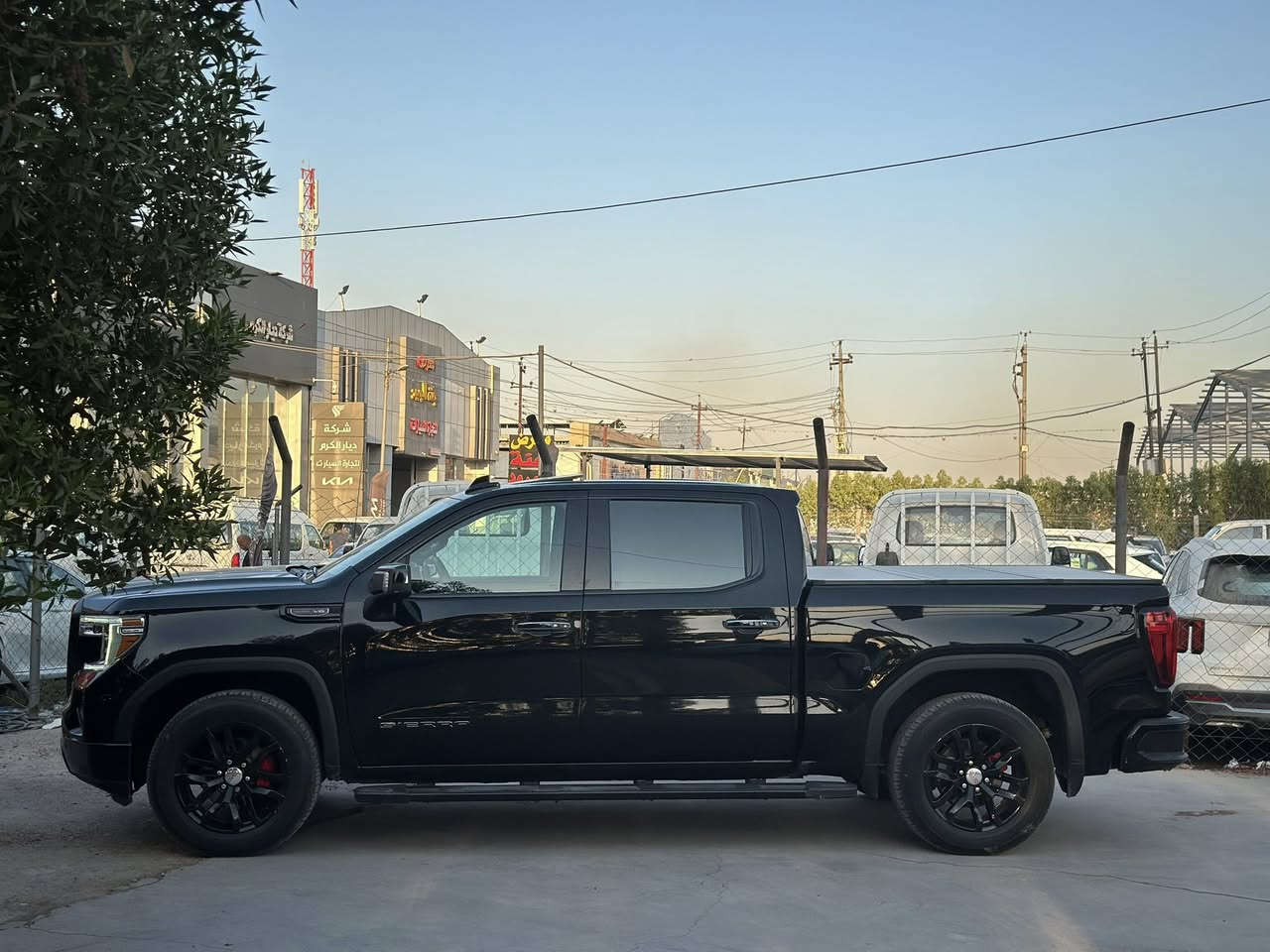 السلام عليكم 
جمسي سيرا موديل ٢ ٢٠٢
المواصفات slt المعروفه فول 
مكينه ٥٣٠٠ 
فتحه سقف 
اطفاء ذاتي 
كشنات جلد وكهرباء 
خزانات جوه الكشنات 
مري شفط
اضاء بل مري 
اضاء بل بدي 
بدي ٣ طكات 
اربع بصمات بل ابواب 
وبعد بيها هواي مواصفات
حادث السياره جامغ وبنيد 
ايرباك استيرن وبرده 
السعر ٣٣٠ وبيه مجال 
عنوان السياره بغداد 
رقم الهاتف 
***********
