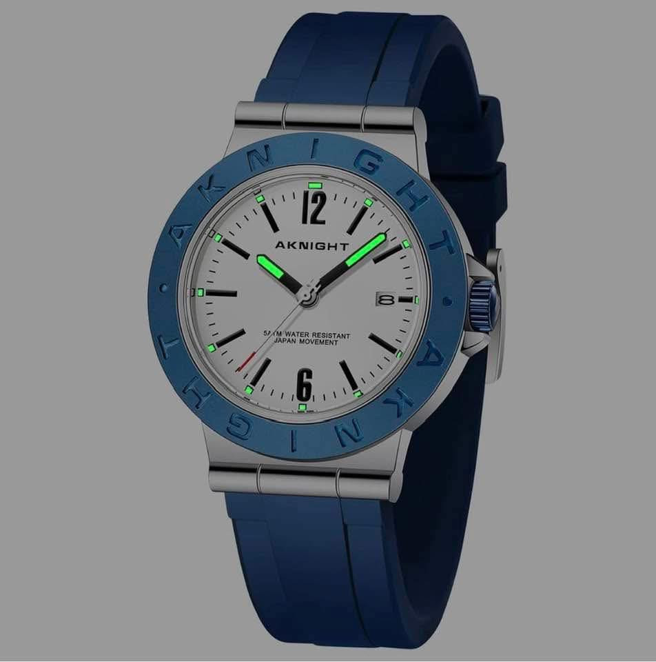الساعة في الصورة هي ساعة يد من طراز AKNIGHT، وتتميز بمواصفات عامة تشمل ما يلي:
نوع الحركة: تعمل الساعة بحركة كوارتز عالية الجودة، مما يضمن دقة واستقرار الوقت. 
مقاومة الماء: مصممة لتكون مقاومة للماء حتى عمق 50 مترًا (5ATM)، مما يجعلها مناسبة للاستخدام اليومي والتعرق ورذاذ المطر، ولكنها غير مناسبة للغطس أو الاستحمام بالماء الساخن. 
المادة: علبة الساعة مصنوعة من الفولاذ المقاوم للصدأ، والحزام من مادة السيليكون المريحة. 
الميزات:
تحتوي على وظيفة عرض التاريخ (تقويم مدمج). 
العقارب والأرقام مضيئة لسهولة القراءة في الإضاءة المنخفضة. 
يوجد زجاج معدني متين لحماية القرص. 
قد تتضمن بعض الطرازات وظيفة الكرونوغراف (ساعة توقيت). 
تختلف الأبعاد الدقيقة قليلاً حسب الطراز المحدد، ولكن تتراوح عادةً حول: 
قطر القرص: حوالي 42 ملم إلى 45 ملم.
عرض الحزام: حوالي 22 ملم.
#ضمان #سنتين
 #اطلب #الان #يوجد #خدمة #توصيل @إشارة


**إذا كنت صاحب هذا الإعلان وتريد حذفه لأي سبب، رجاءا أرسل رسالة إلى الدعم الفني**