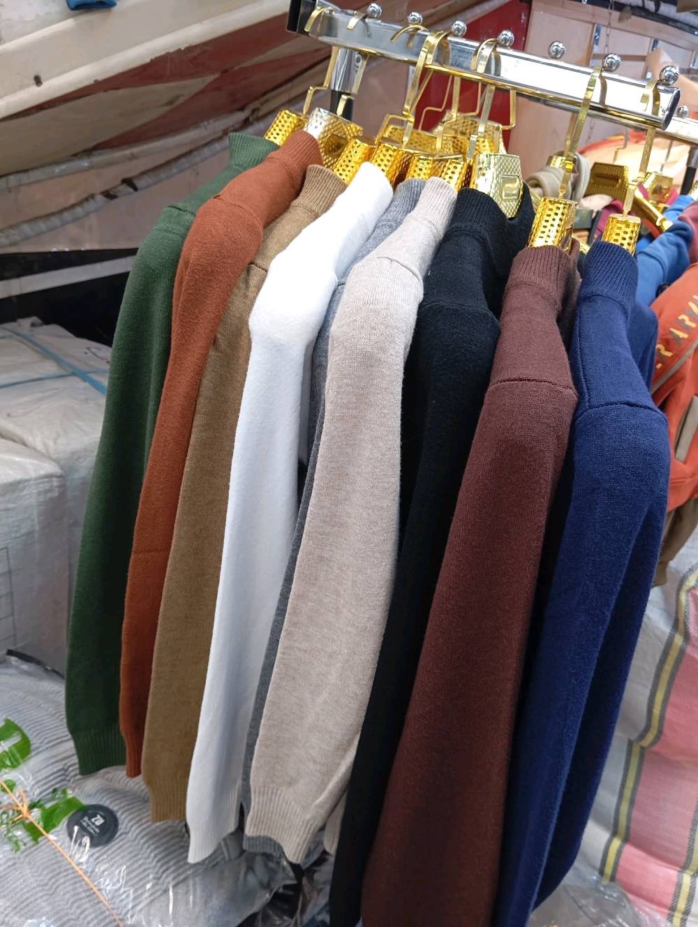 أناقة لا تُضاهى: بلوزة الـ "هاينك" الكلاسيكية (أبيض وأسود)
هل تبحث عن القطعة الأساسية التي تجمع بين الدفء، الأناقة العصرية، والراحة المطلقة؟
نُقدم لك بلوزة الـ "هاينك" (High-Neck) بتصميمها الكلاسيكي الراقي، المتوفرة بلونين يمثلان قمة الفخامة والتنسيق السهل: الأسود الغامق والأبيض الناصع. هذه البلوزة هي الإضافة المثالية لخزانة ملابسك الشتوية والخريفية، حيث تضمن لك مظهرًا مصقولًا وجذابًا سواء كنت في اجتماع عمل، أو لقاء مسائي، أو نزهة غير رسمية.
جودة وخامة لا مثيل لها
صُنعت هذه البلوزة من خامة فوول ليكرا درجة أولى، مما يمنحها مرونة فائقة وقدرة على التكيف مع شكل الجسم بشكل مثالي، دون أن تفقد شكلها. تضمن لك هذه الخامة:
راحة فائقة: ملمس ناعم ولطيف على البشرة، مما يجعلها مثالية للارتداء طوال اليوم.
مرونة كاملة: تسمح بحرية الحركة المطلقة وتمنحك شعورًا بالدفء دون الشعور بالضيق.
متانة طويلة الأمد: تتحمل الغسيل المتكرر وتحافظ على لونها وجودتها لفترة طويلة.
متوفرة بأربع قياسات لتناسب الجميع:
لضمان حصولك على المقاس المثالي الذي يبرز أناقتك، تتوفر البلوزة بالقياسات التالية:
L
XL
2XL
3XL
خيارات التوفير والعرض الخاص:
نُقدم لك خيارًا اقتصاديًا يتيح لك الاستمتاع بكلا اللونين الأساسيين لتنسيقات لا حصر لها:
سعر القطعة الواحدة: 8,000 دينار
سعر القطعتين: 15,000 دينار (اطلب الأبيض والأسود الآن ووفر!)
لا تفوّت فرصة الحصول على هذه البلوزة الأساسية والأنيقة التي تُعد استثمارًا حقيقيًا في أناقتك اليومية.