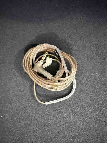 سماعات KZ EDX Pro مخصصة للألعاب 

- نوع السماعة: داخل الأذن، مع تصميم مريح (هوك للأذن) لارتداء ثابت ومريح

- المحرك الصوتي: مزودة بوحدة محرك ديناميكي واحد مقاس 10 ملم في كل سماعة، والذي يوفر صوت جهير (باس) قوي وتفاصيل صوتية غنية وواضحة

- كابل قابل للفصل: تأتي بكابل قياسي 0.75 ملم 2-Pin قابل للفصل، مما يتيح سهولة الاستبدال أو الترقية (مثل التحويل إلى سماعات لاسلكية باستخدام وحدة بلوتوث)

- عزل الضوضاء: يوفر التصميم داخل الأذن عزلًا سلبيًا فعالًا للضوضاء الخارجية (حوالي 26 ديسيبل عند ارتدائها بشكل صحيح)

السعر 15 ألف والتوصيل مجاني كل العراق 🚚

للحجز والاستفسار مراسلة الصفحة 

مراسلة او اتصال واتساب فقط *********** 📞 بغداد
