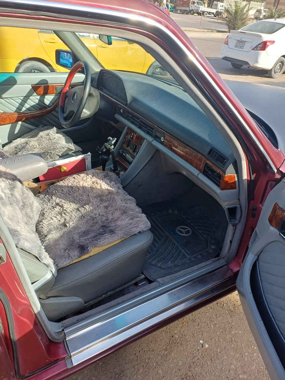 السلام عليكم مارسدس مديل ٩٠ السيارة جاهزه بس حدادية نص عمر السعر ٦٠   العنوان النجف  ***********
