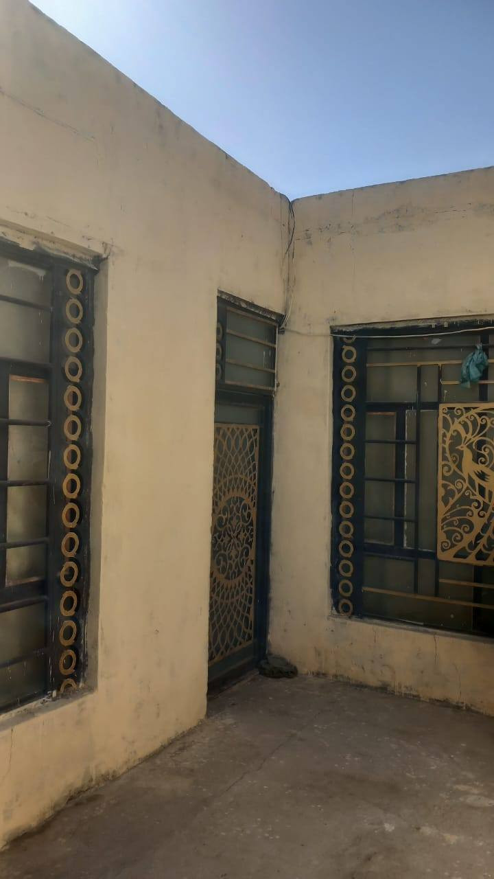 بيت البيع 150متر على طريق ابو جاسم حي الزهراء يبعد عن شارع العام 75متر يحتوي البيت غرفه نوم 2 صاله مطبخ صحيات وحديقه خلف البيت بلوك سندويج سقف ثانوي سيراميك شغل درجه اولى السعر 25مليون وبي مجال عنون  مكتب  السعدي للعقار بابل المسيب على طريق ابو جاسم يم حي النوار مقابيل فرن صمون ***********واتساب
