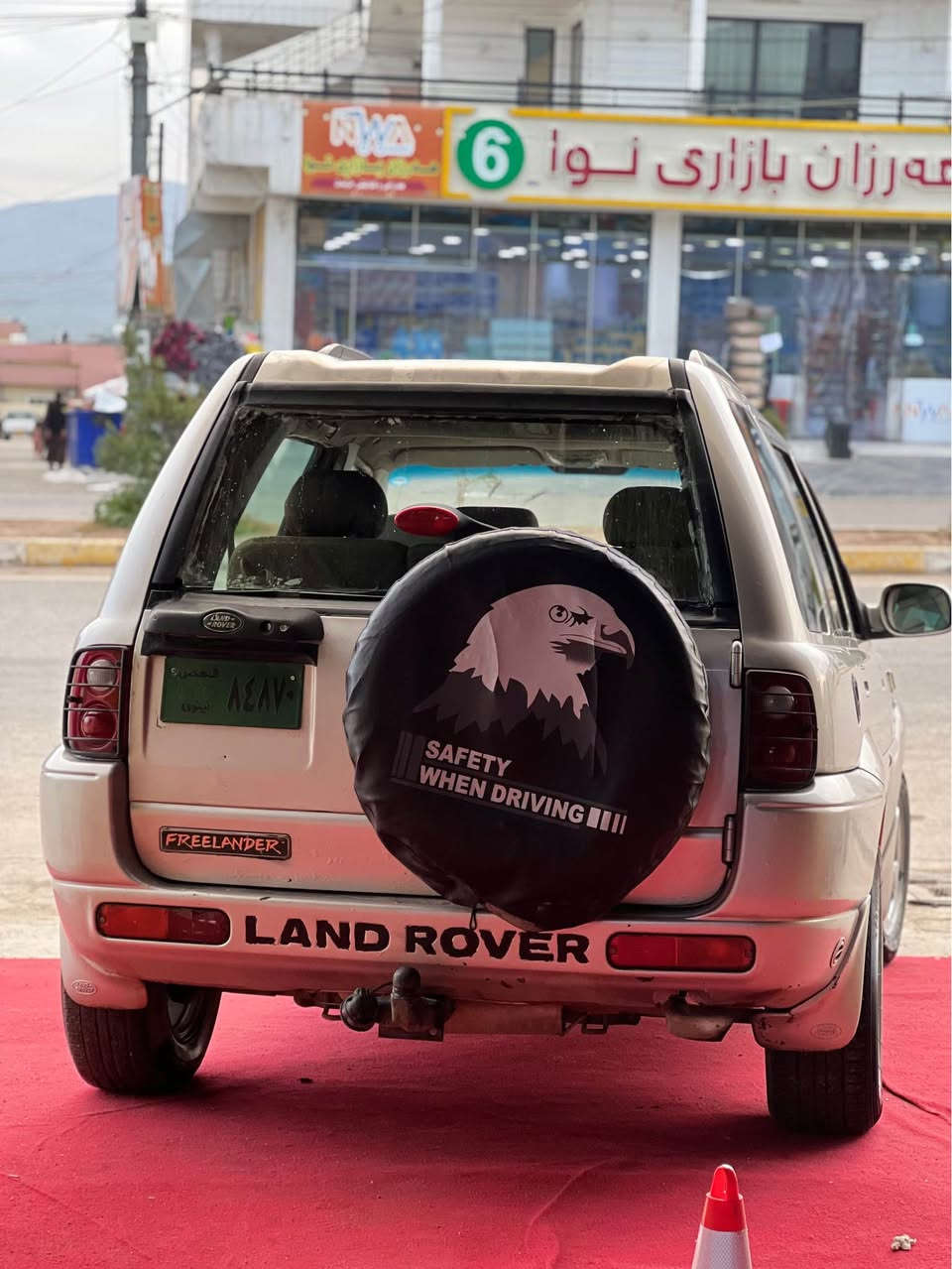Land rover 2001 
Arme plasteky hawler  
Yak parchay boyaxa be naw grtn 
Jam karaba 
45$  gorenawash akam 

*********** السليمانية, العراق
