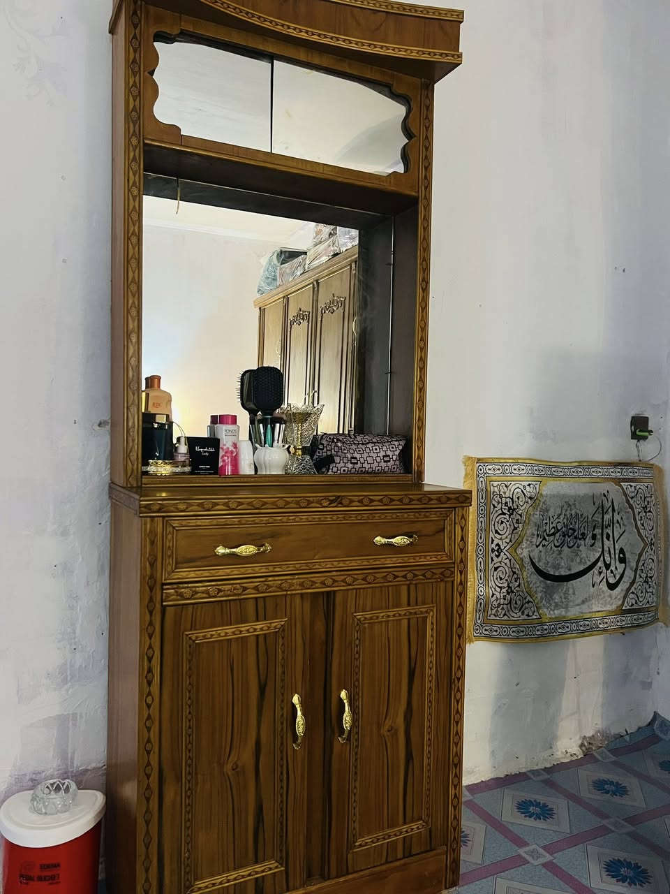 السلام عليكم غرفه خشب صاج مستخدمه شهرين فقط نضافه فول اي ضرر مابيها  السعر 500 وبيها مجال 
عنوان : الفلوجه حي الجولان 
لاستفسار *********** 
متوفر واتس
