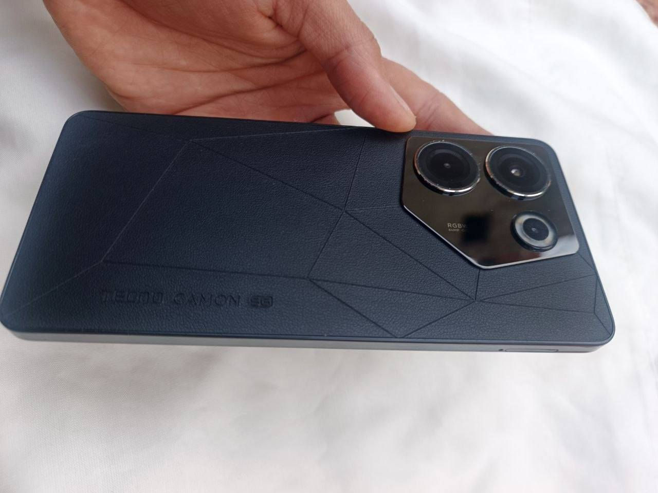 "للبيع او مراوس : تكنو كامون 20 برو 5G 

- شاشة 6.8 بوصة AMOLED بتردد 120Hz
- معالج MediaTek Dimensity 8050 قوي
- ذاكرة 8GB RAM + 256GB تخزين
- كاميرا خلفية 64MP (الرئيسية) + 2MP (عمق) + 2MP (تصوير ماكرو)
    - تصوير ليل جيد
    - تصوير بورتريه مع تأثير بوكيه
    - تصوير فيديو 4K
- كاميرا أمامية 32MP
- بطارية 5000mAh مع شحن سريع 33W
- نظام التشغيل Android 13
- دوزال 5G، بصمة تحت الشاشة

أداء ألعاب ممتاز:
- 90 فريم في PUBG و 120 فريم في الألعاب الأخرى
- تجربة لعب سلسة

مميزات فريدة:
- تصميم أنيق مع شاشة منحنية
- أداء قوي مع معالج Dimensity 8050

حالة الموبايل: جديد، مع الكارتون 
سبب البيع اريد ايباد أو لابتوب لغرض الدراسه 
شعندك راسلني خاص


**إذا كنت صاحب هذا الإعلان وتريد حذفه لأي سبب، رجاءا أرسل رسالة إلى الدعم الفني**