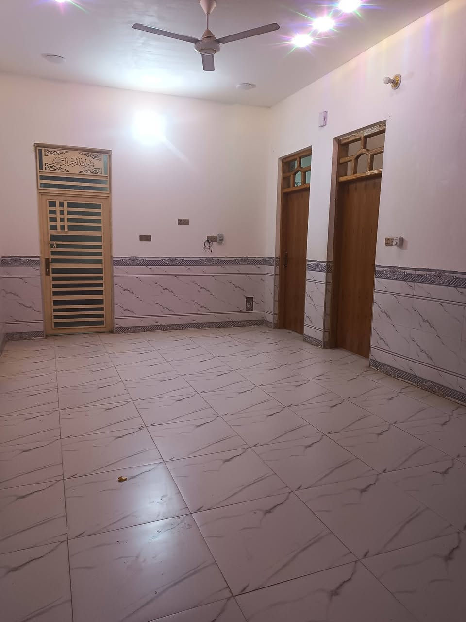 توكلت على الله الدار للبيع قاطع ونص مساحه 250 بحفل الثالث يتكون من خرف عدد ثنان 6 في 4وصاله 7ونص مناور عدد 2 مطبخ بارد 5 في 4 ومطبخ حار 2 نص مربع هول 6 في 3ونص ديوانية 8ونص في 4+كراج سيارات 6ونص صحيات داخل بيت وخارج سكان 28مليون للاتصال على الرقم ***********
