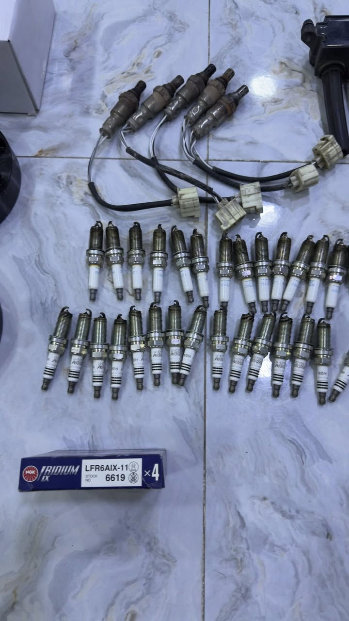 السلام عليكم مجموعة غراض للبيع 
شوتة اصلية 
مجاول عدد 9 يرهم 5700 و6400
بلكات اصلية ngk عدد 15 يرهم 5700 و6400
بلكات ريسينك عدد 15 + باكيت بي 4 يرهم 5700 و6400 
سبيسرات تخم حجم 30 ملم يصير 1 ونص انج 
حساس صالنصة عدد 5 
البلكات والمجاول والحساسات شغالات وعلى الفحص 
المكان بغداد الكرخ شارع ستة ***********
