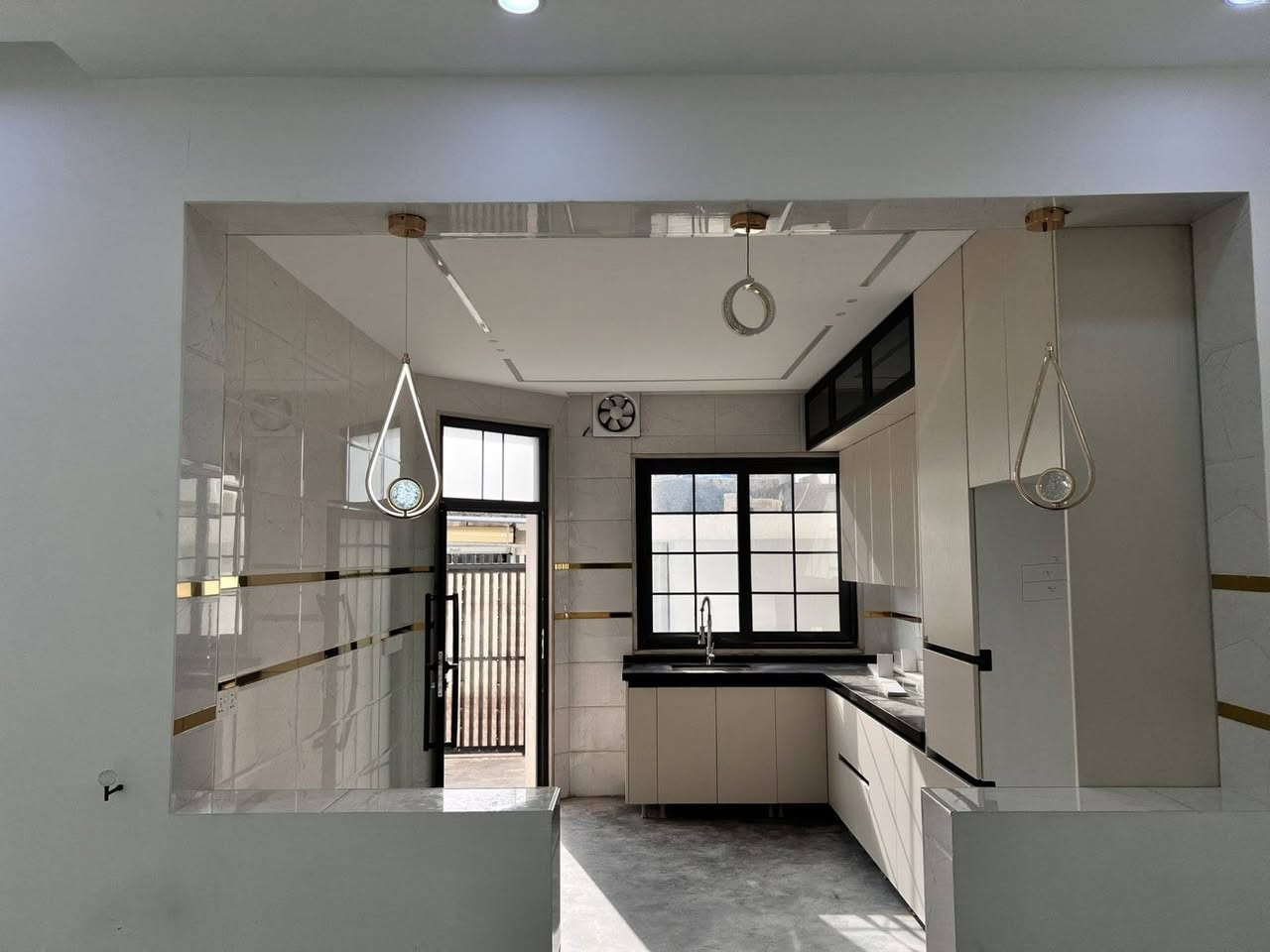 ئـە م خانووە تــازه و  نــاوازه یه مان هە یه بۆ فڕۆشتن 
ڕووبــه ری 140م ناونیشان #کـــە رامــه بــە رامـبه ر هــۆڵــی ڕۆشنبیری کـە رکوک کـامل خــزمه ت گوزاری ،،،تــۆماری شــاره وانی یه
فــوول مــواصــفات 
3 ژوور نــوستن
هــۆڵ و چــێشتخانە تــێکە ڵ ده ســتوری ئێرانی 
حــە مامی گــەرمی ئــارامــکۆ
دووســه رئاو مــغریبی و شــه رقـی
کــامل دکـــتی مــوبه ریده ،ســـقف مــغریبی
دووســــێت کــە وە نــتە ری مە وادی ایــطاڵی بــە دیــاری له گە ڵ خانۆکە دایه کە نرخییان 6ملێـــونە 
دە رگاو پـــە نجە ره ی آصــلي عــه زلی بۆدروست کراوە
نرخـی 49  ملیۆن مـــامه ڵه یه کی زۆر کە م
watsapp  ***********
***********
