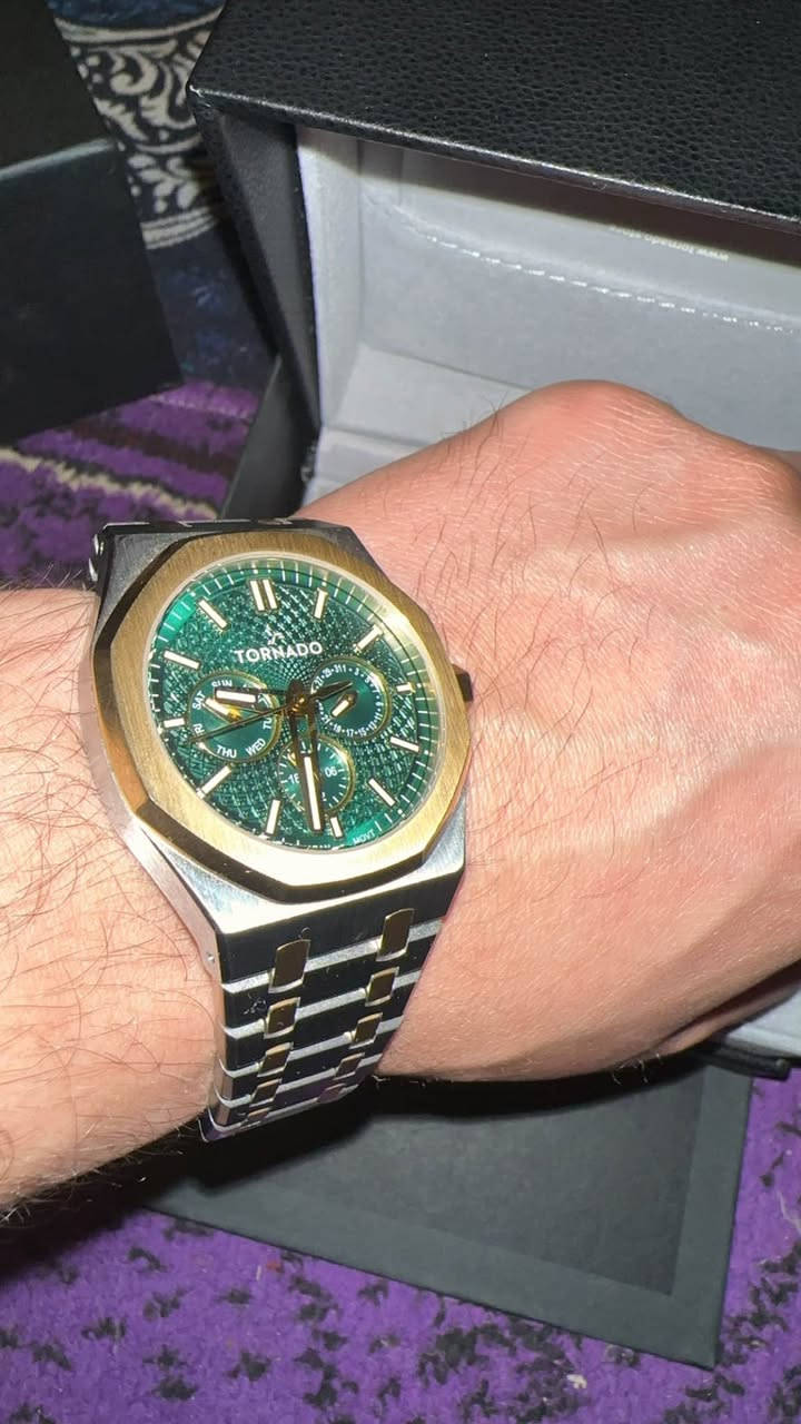 للبيع ساعة أصلية

✔ مستخدم قليل جداً 
✔ حركة يابانية Miyota 6P29
✔ زجاج ياقوتي مقاوم للخدش
✔ مقاومة ماء 10 ATM
✔ ستانلس ستيل ثنائي اللون (فضي + ذهبي)
✔ مينا أخضر فخم
✔ قياس 41×51 ملم

💰 السعر: 250,000 دينار قابل للتفاوض 

📩 للجادين فقط

مواصفات الساعة

* حركة: كوارتز ياباني Miyota 6P29
* زجاج: Sapphire Coated (مقاوم للخدش)
* مقاومة ماء: 10 ATM (حتى 100 متر تقريباً)
* قياس: 41 × 51 mm
* هيكل: ستانلس ستيل ثنائي اللون (فضي + ذهبي)
* مينا: أخضر مع تفاصيل ذهبية
* شكل: Octagonal (تصميم زاوي مميز)
* سوار: ستانلس ستيل بفولد كلاسب (Butterfly clasp)
* وظائف: يوم + تاريخ + مؤشرات متعددة بغداد, العراق


**إذا كنت صاحب هذا الإعلان وتريد حذفه لأي سبب، رجاءا أرسل رسالة إلى الدعم الفني**