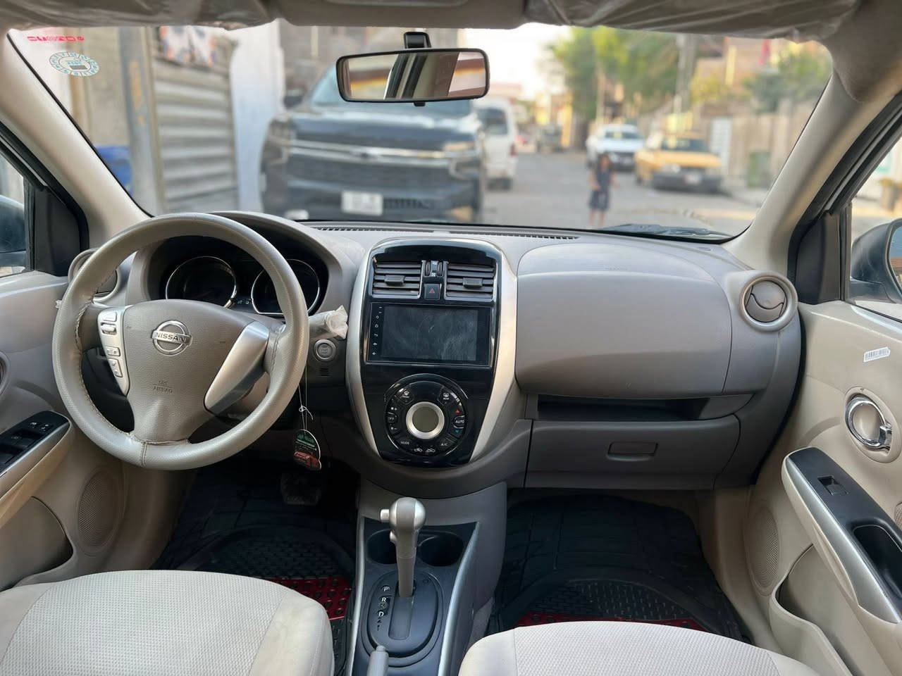 سلام وعليكم نيسان سني موديل ٢٠٢٣ ماشيه ٥٠ الف بعدها زيرو بأسمي تحويل ثاني يوم فول مواصفات بصمه شاشه كاربلاي اشاير مري كير مكينه كله مكفول بيها صبغ جاملغ الخلفي وبارد بل جاملغ امامي موضح كدامكم 
مكاني بغداد / السيدية حي الإعلام  
***********
