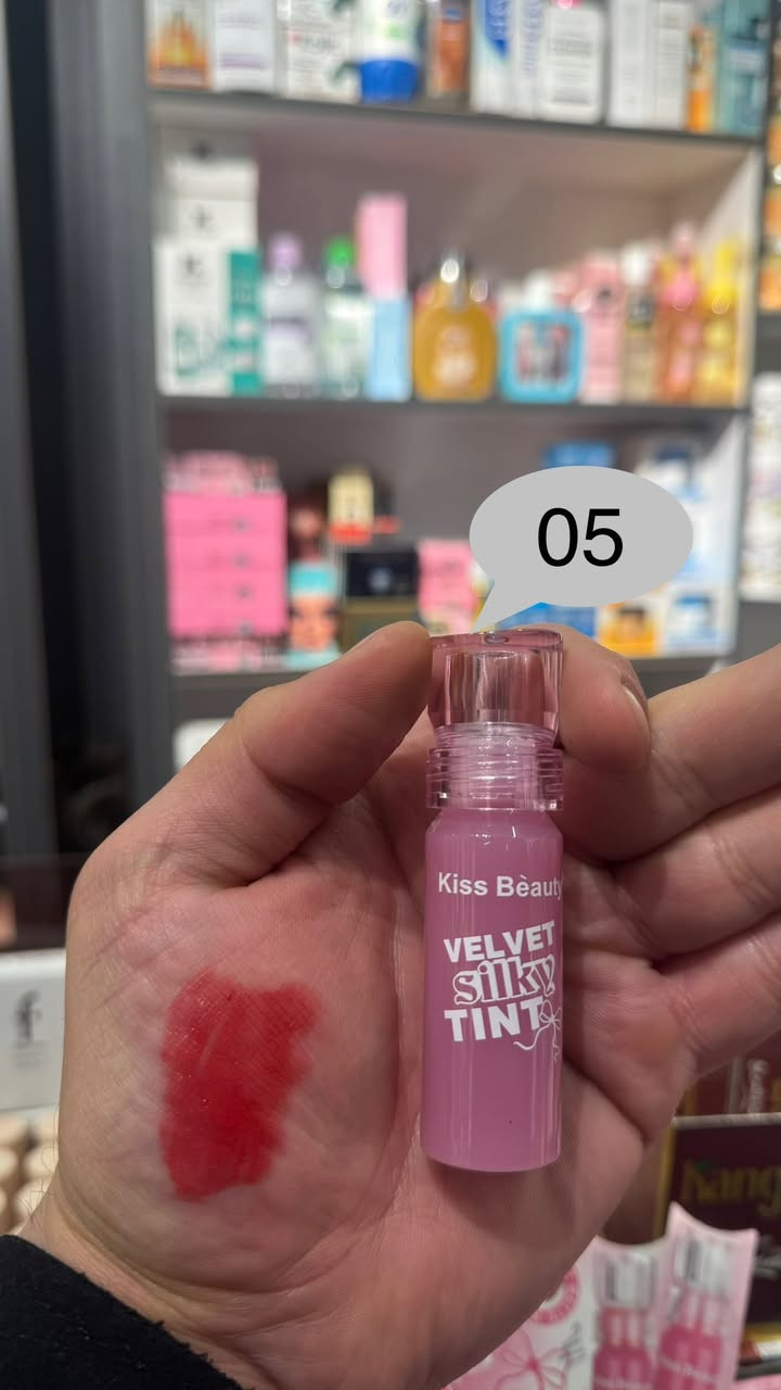 💋✨ نعومة مخملية… ولون يخطف الأنظار! ✨💋

تنت الشفاه Kiss Beauty – Velvet Silky Tint
اختيارك المثالي لإطلالة طبيعية وجذابة 🌸

🌈 متوفر بـ 6 ألوان مختلفة
من الدرجات الهادئة اليومية إلى الأحمر الجريء للسهرات 🔥

✨ قوام مخملي خفيف
✨ يندمج بسهولة ويعطي مظهر طبيعي
✨ لون ثابت يدوم لساعات
✨ مناسب للاستخدام اليومي

دللي شفاهك بلون ناعم ومريح طول اليوم 💖

📦 متوفر الآن
📩 للحجز والاستفسار راسلينا خاص
او على الرقم ***********
العنوان:قضاء بلد/شارع العريض/مجاور حراير او بلد مول
#كوزمتك_ليا_بيوتي #عروض #جمال #مكياج #ترند
