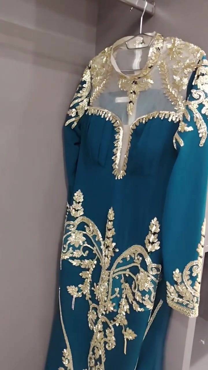 فستان ملكي وراقي بشكل مو طبيعي وثكيل شك يدوي 
مده اللبس ساعتين فقط قياس ٤٦ أخذته١٨٠ أريده ب١٤٠ وبي مجال وهذا تصويري للاستفسار ع الخاص او علقي واجاوبج.


**إذا كنت صاحب هذا الإعلان وتريد حذفه لأي سبب، رجاءا أرسل رسالة إلى الدعم الفني**