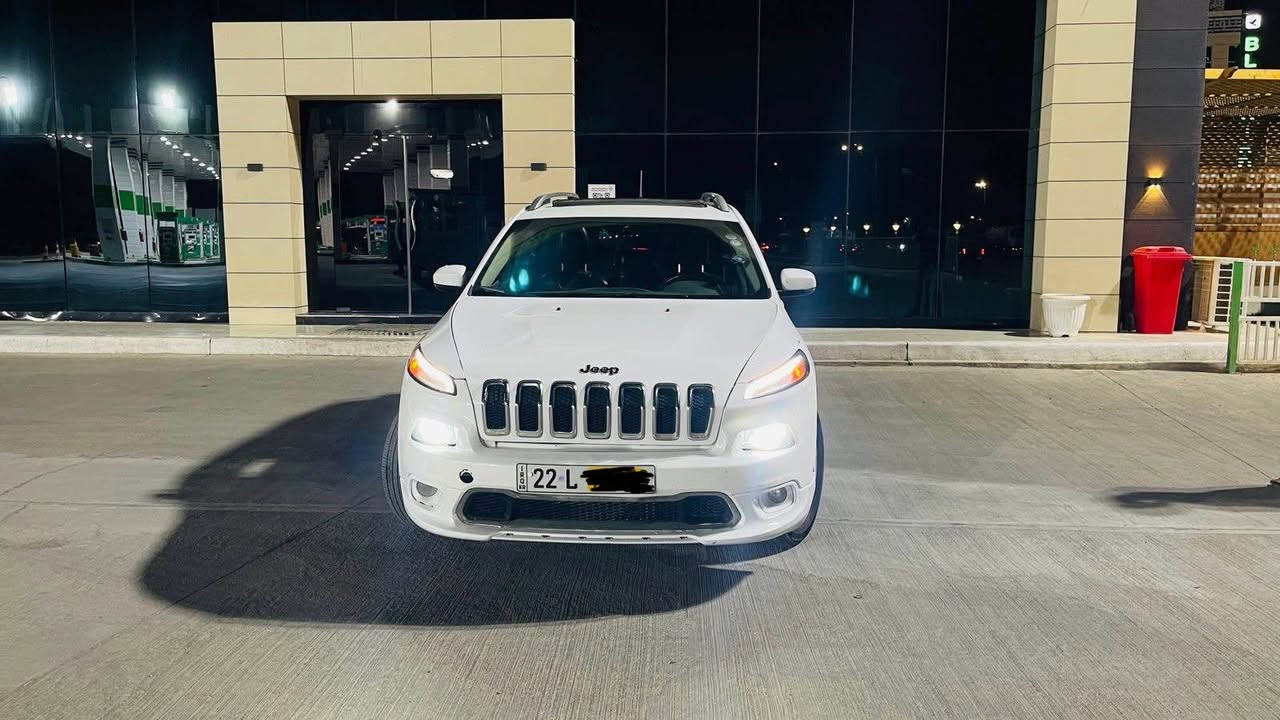 جيب شيروكي Limited(V6) موديل 2017  —    للبيع (V6)
سيارة نظيفة جداً من الداخل والخارج، استخدام بسيط ومحافظ عليها ✨
🌟رقم أربيل بأسمي مباشر بيها بعد 5 سنوات 
هزة و فحص جديد

🔹 المواصفات:
 • تشغيل بالبصمة + دخول ذكي مع ترحيب بالسائق
 • سقف بانورامي زجاجي واسع
 • مقاعد جلد طبيعي فاخرة
 • تدفئة في المقاعد والمقود (الستيرن)
 • مكيف مزدوج التحكم مع فتحات خلفية
 • شاشة لمس كبيرة مع بلوتوث وUSB
 • كاميرا خلفية + حساسات أمامية وخلفية
 • نظام تثبيت السرعة (Cruise Control)
 • مقود متعدد الوظائف مغطى بالجلد
 • نظام دفع رباعي ذكي (4×4) بعدة أوضاع (Auto – Snow – Sport – Sand/Mud)
 • جنوط ألمنيوم 18 إنش أصلية
 • إضاءة LED نهارية
 • عداد رقمي مع شاشة معلومات للسائق
🔹 الحالة الميكانيكية:
 • تخم تايرات جديد 🔧
 • حدادة السيارة جديدة بالكامل
 • المحرك والكير بحالة ممتازة جداً مع كفالة ✅
📍 الموقع: البصرة
📞 للتواصل:***********
💰 السعر:130، مع مجال بسيط بالتفاوض Singapore
