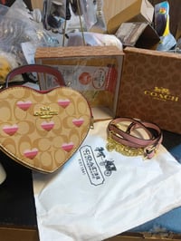 شنطة COACH أصلية الموديل: Heart Bag (شكل قلب) الحالة: جديد/بحالة ممتاز...
