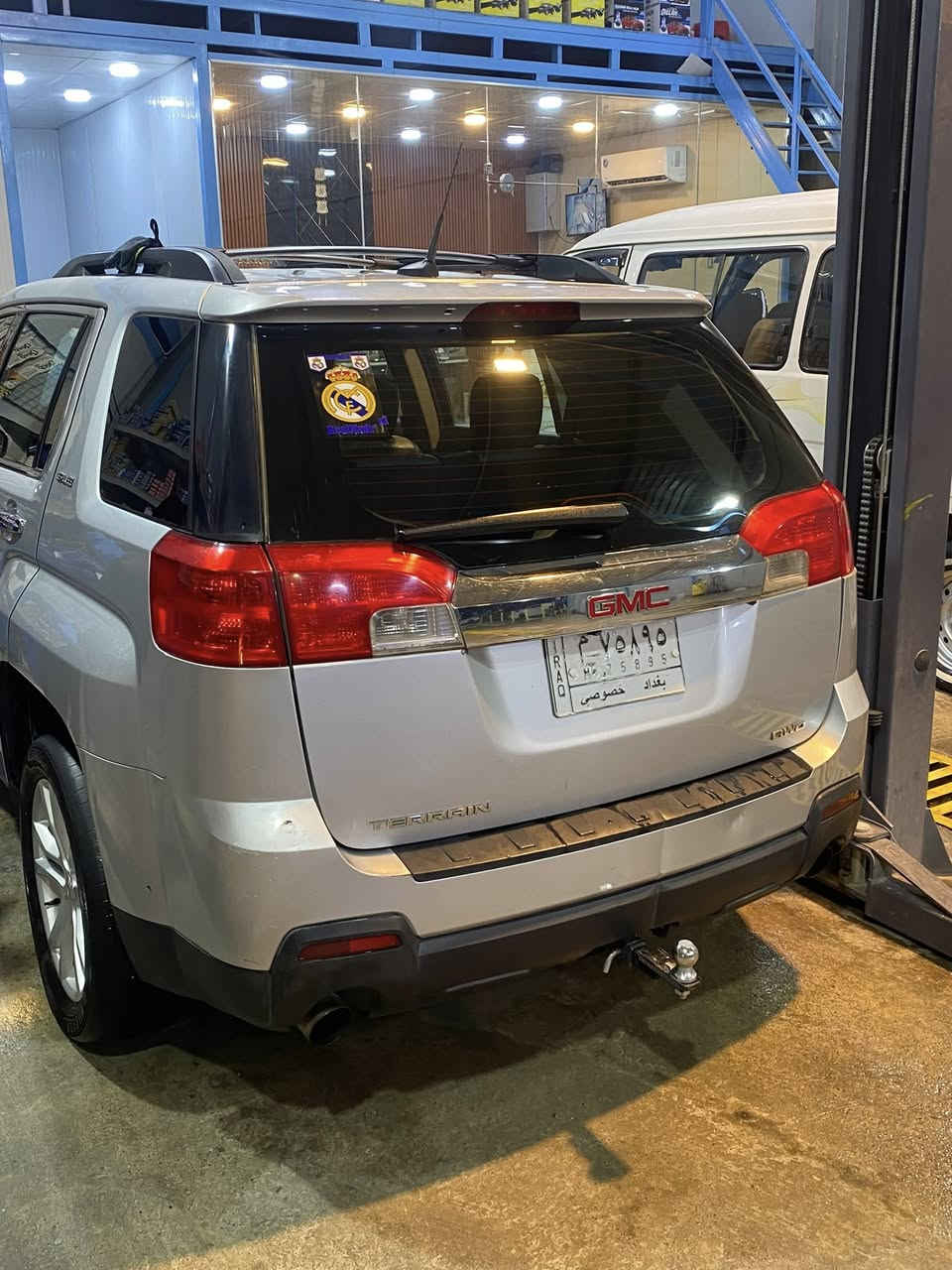 السلام عليكم جمسي تيران 2013 حادثها ال3 قطع الاماميه سنويه بعدها مساقطه تحويل مباشر السياره بيها نقوصات كيرها بي مشكله وصدرها واكع والقماره مرشوشه اثر جراد مكينه جديده داخلها نضيف كشرها زين شايل روحه بيها منضومه زنون اصلي كهربائيات كلها شغاله السعر75 قفل مكاني بغداد حي الجهاد للاستفسار*********** واتساب موجود
