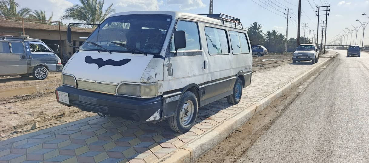 كيه بسته للبيع
موديل 93 بغداد الماني شعار بل تكمه 
غرامات مصفره هيئه مامسجله تريد تحويل تريد وكاله كير محرك اكسل كفاله شواصي واحد معمر سياره كامله عوزها بس مشط 
بم ونوزل جدد باتري جديد سلف حاويه 
.. مكاني بغداد منطقه الطارميه سعرها.. 17.. وبيها مجال بسيط ***********//***********خابرني وتدلل
