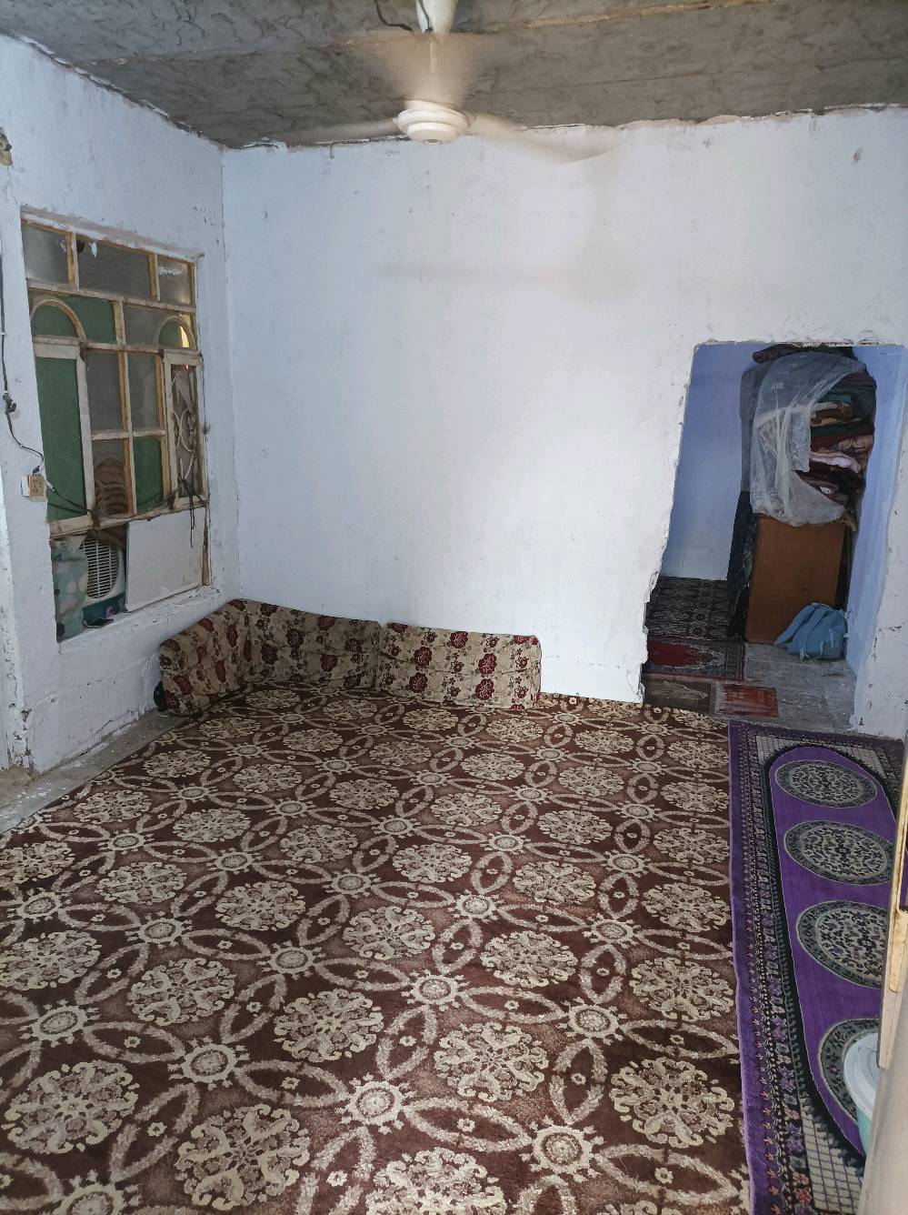 ##بيت مساحة 100 متر واجهية 5
ونزالة 20 غرفة وصالة ومكشوفة وحمام داخل الصالة ومطبخ وحوش وستقبال وحمام وتواليت. موقع  شارع مطار القديم خلف اسواق الامير سعر 14
وبي مجال  وهذا رقمي ***********
