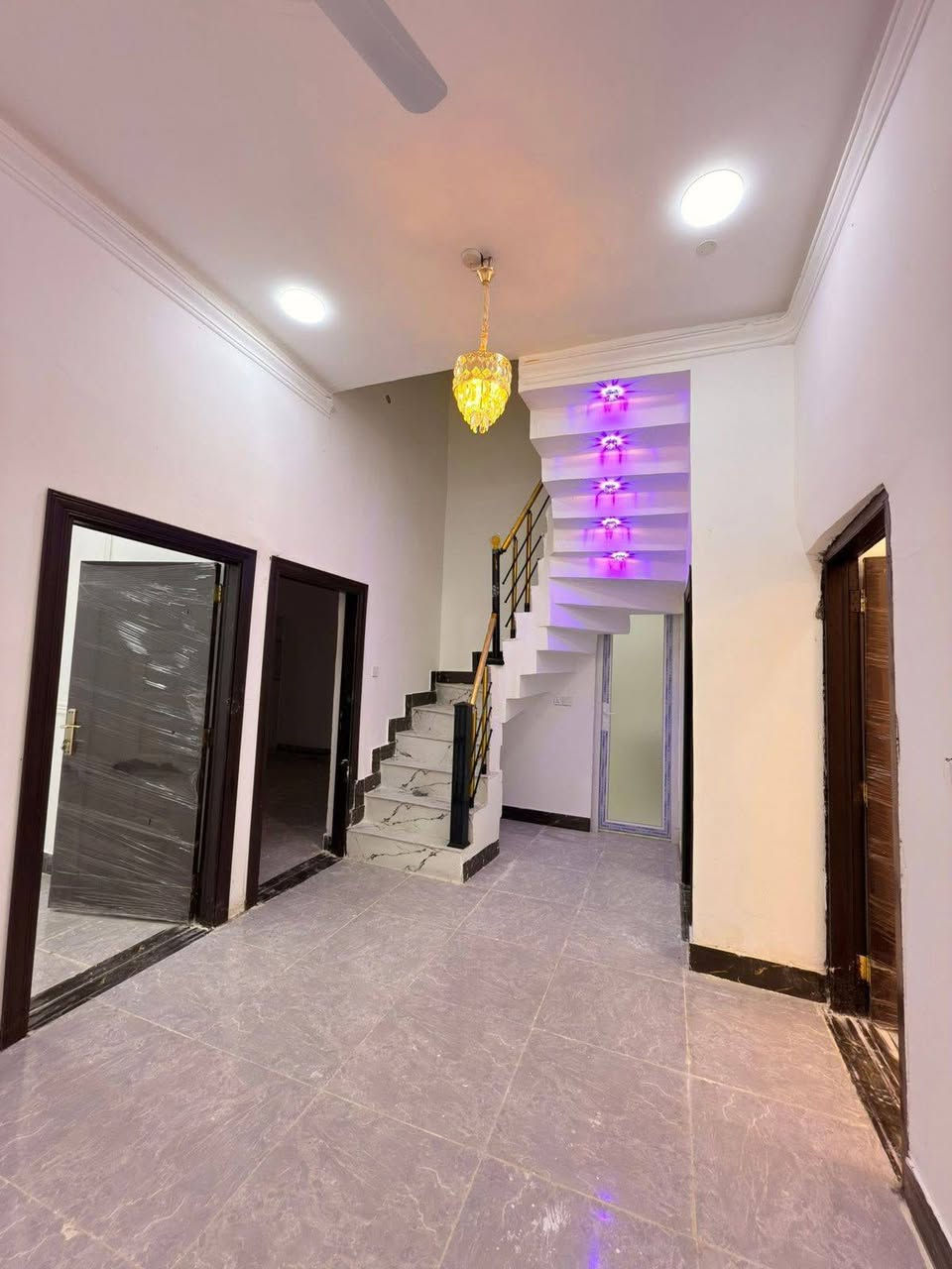 #سلام عليكم وسعد الله أوقاتكم ⁉️🤩 

#دار سكن للبيع بناء حديث 😍 

#المساحه 130 متر ركن 
#وعلى شارع تبليط 10 متر  و كافه الخدمات متوفره 

#يحتوي البيت على غرفتين نوم سويت و ديوان 
#و صاله 
و مناور 
و مطبخ 
و صحيات داخلي و خارجي بيت يخبل ماشاءالله 

#العنوان ببو الخصيب  منطقه كوت الحمداني على شارع تبليط 10 متر موقع راقي قريب على المحكمه

طابو صرف زراعي بأسم عراقي نموذج 25 راعي لارض موجود نفس 
المنطقه 

السعر 85 و قابل للتفاوض 
للاستفسار *********** البصرة, العراق
