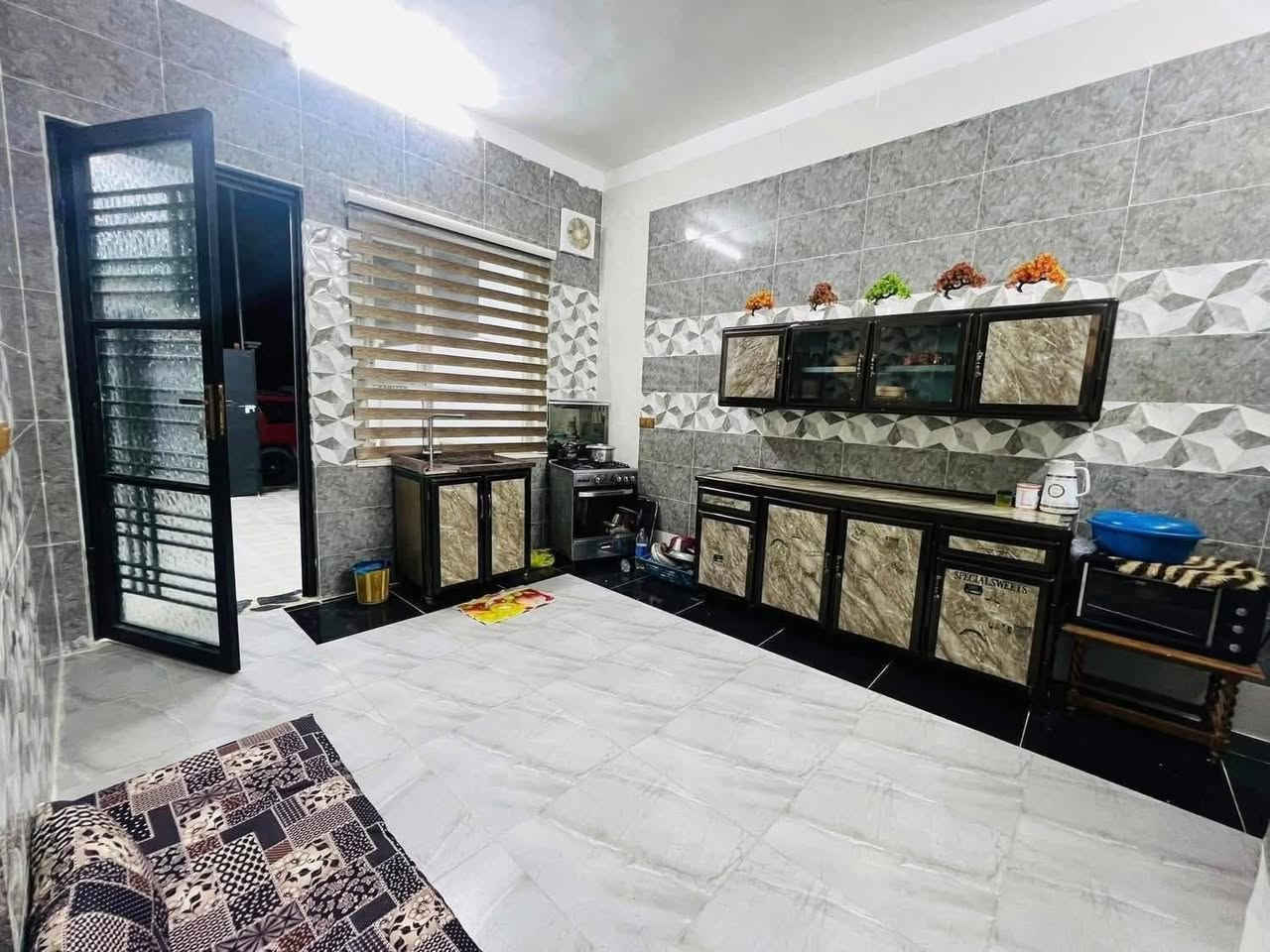 للبيع
دارفي مزارع الحدباء مساحه 140م واجه10*14 ركن بناء سنة2023  الطابق الاول/غرفه استقبال صحيات وهول ومطبخ 
الطابق الثاني/ غرفتان هول صحيات للاستفسار الاتصال على الارقام التاليه:
***********
***********
مكتب ابوسامر للعقار 🌹🌹🌹🌹
