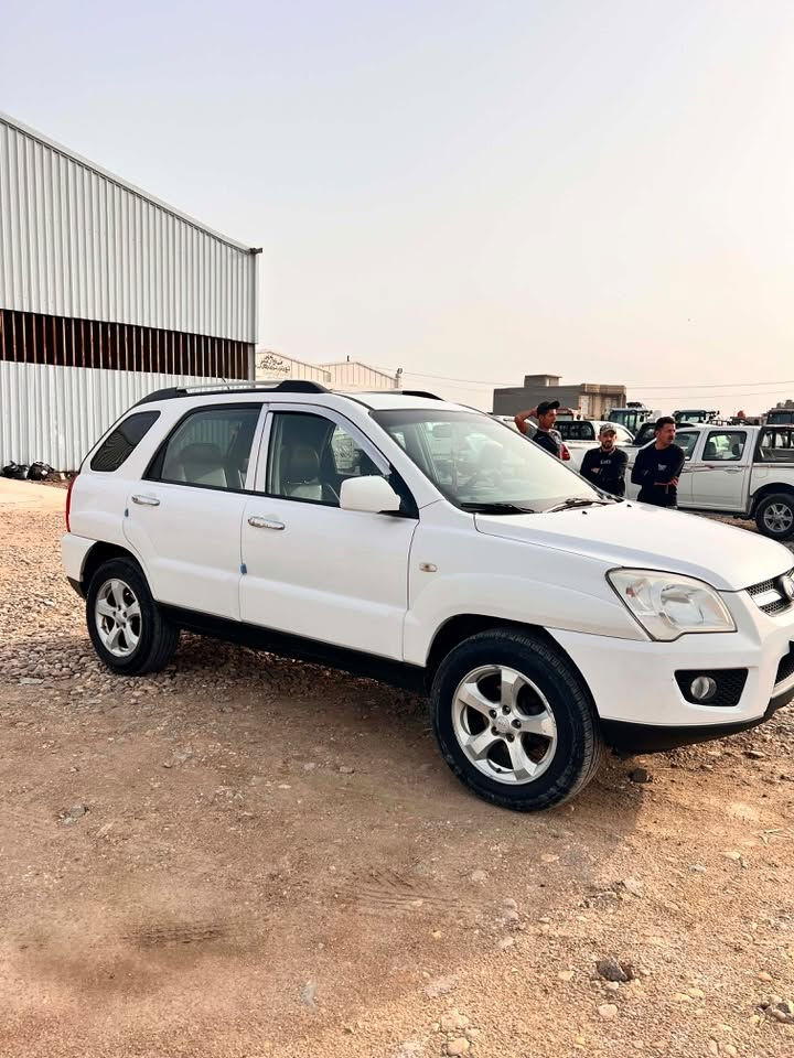 سبورتج ابيض نظيفة جداً
مكفولة گير ومحرك 
تبريد ثلج وشاشة بالدشبول وحساسات
محرك گاز المرغوب وبيها حصة گاز
متوئمه شمالي سنويه ورقم جديد 

السعر 42 مكاني واسط 
رقم الهاتف ‏‪ ***********‬
