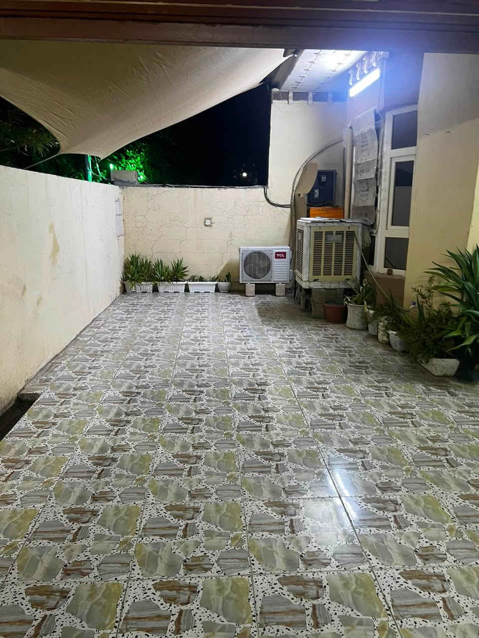 🏘🏘بيت للبيع ديالى خانقين / سيروان مقابل جامع رسول الاعظم كدامة حديقة 
مساحة 200 متر طابق واحد واجهة 10 والنزال 20 

2 غرفة نوم واستقبال وصالة داخلية ومطبخ ومجمع صحيات ودرج داخلي وبيتونة وكراج سيارة وحوش كبير 

السعر / 60 مليون بي مجال 

للأستفسار اكثر اتصال بالارقام فقط 
***********
***********
مكتب فريا موفق للعقار
